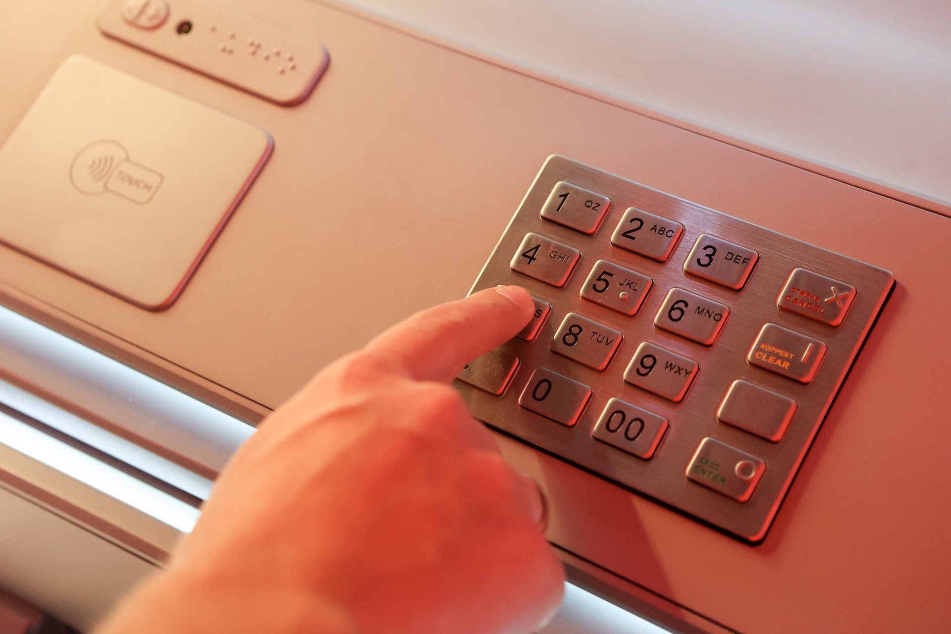 Московские банкоматы двух крупнейших компаний перестали работать