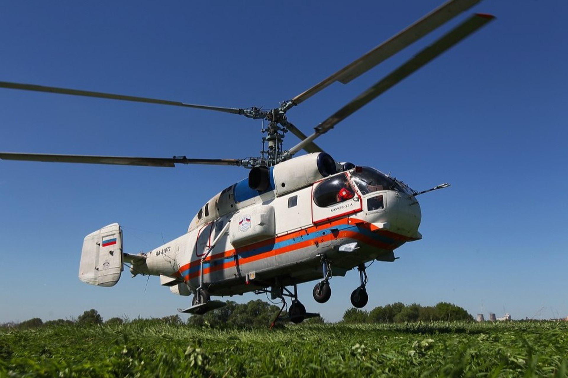 Возобновились поиски пропавшего вертолета в Приморье