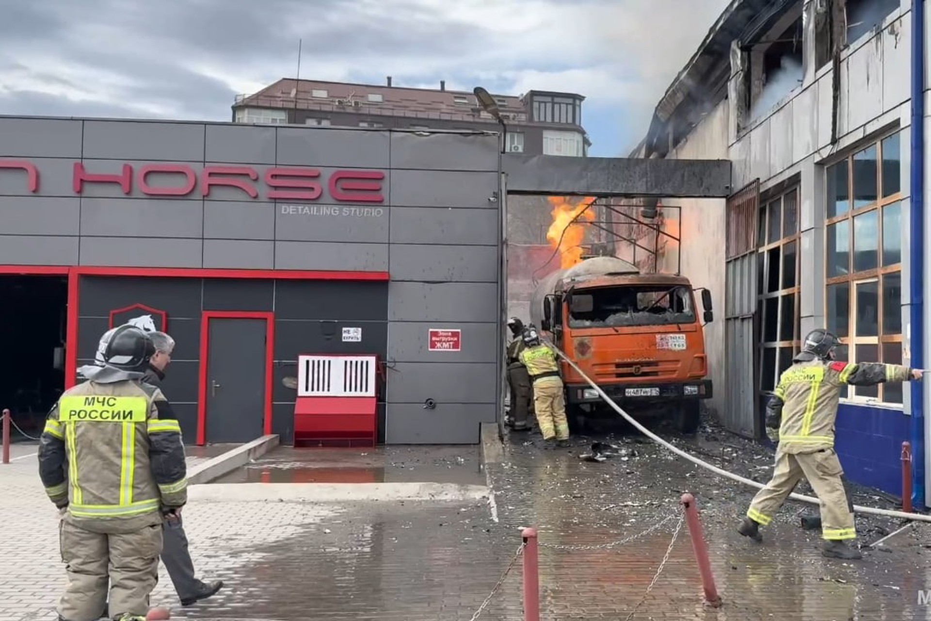 Пожарные тушат автозаправку в дагестанском Каспийске