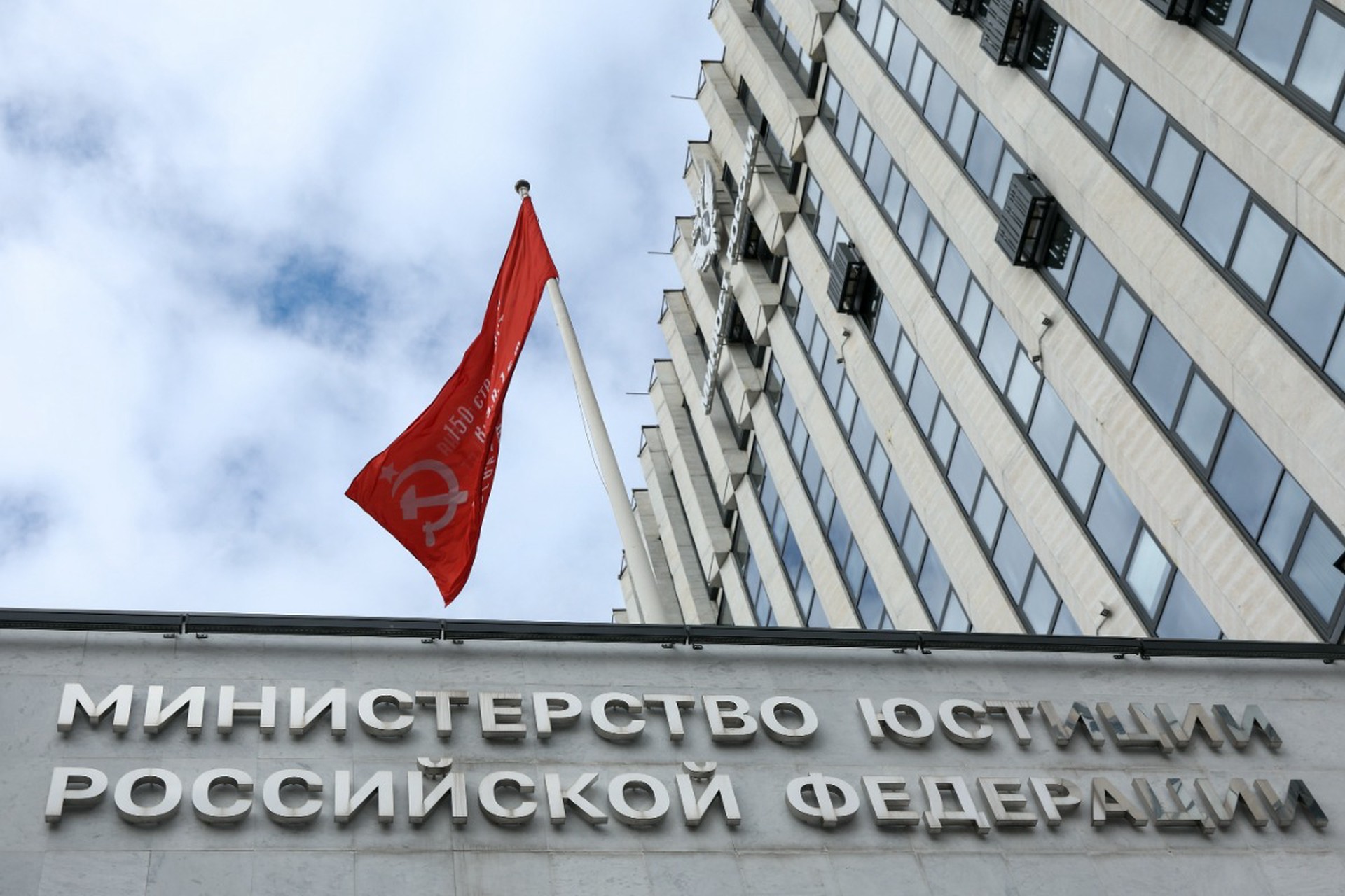 Минюст признал иноагентами поэтессу Фанайлову и блогера Казанского