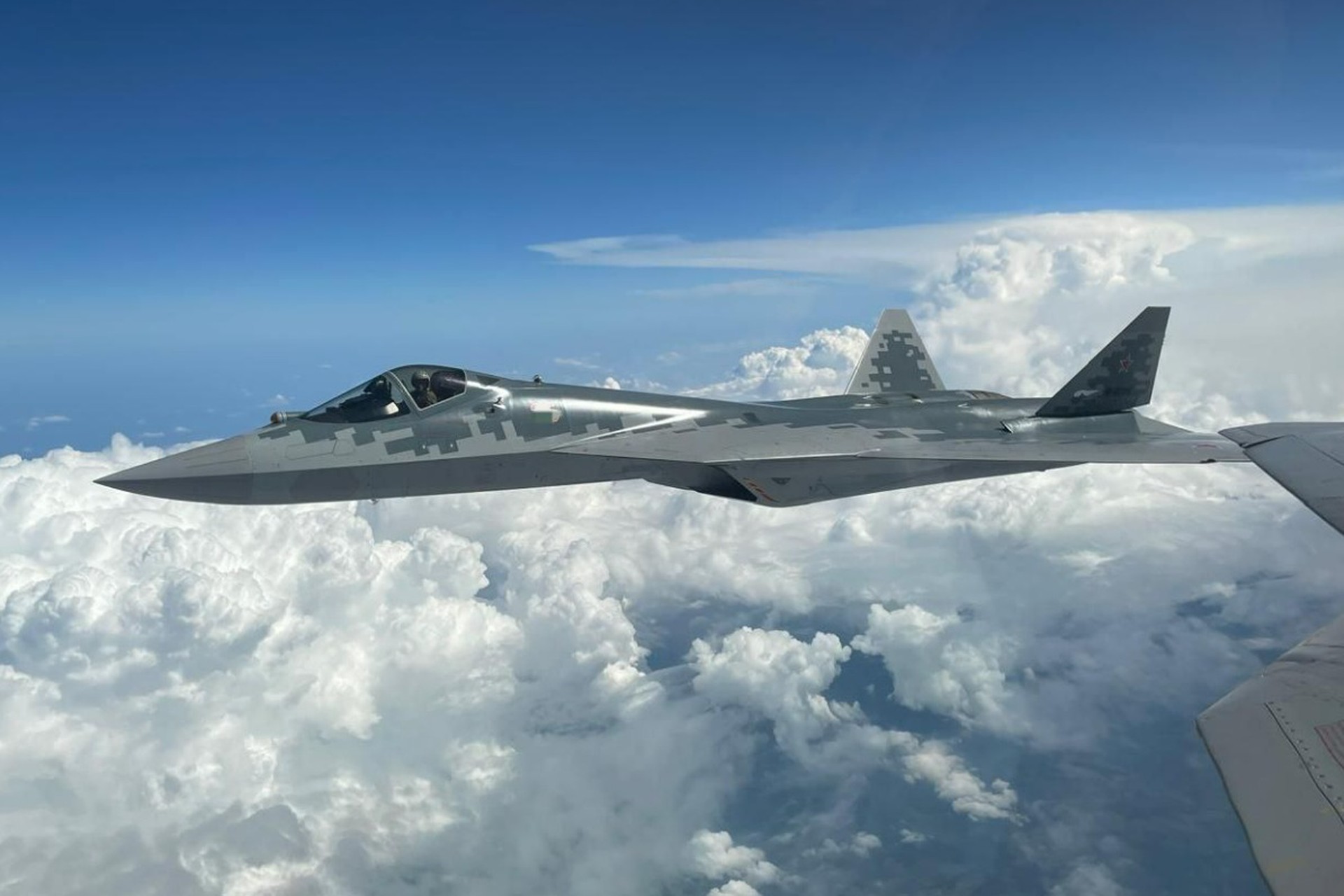 Украинцы жалуются на российский самолет-призрак Су-57
