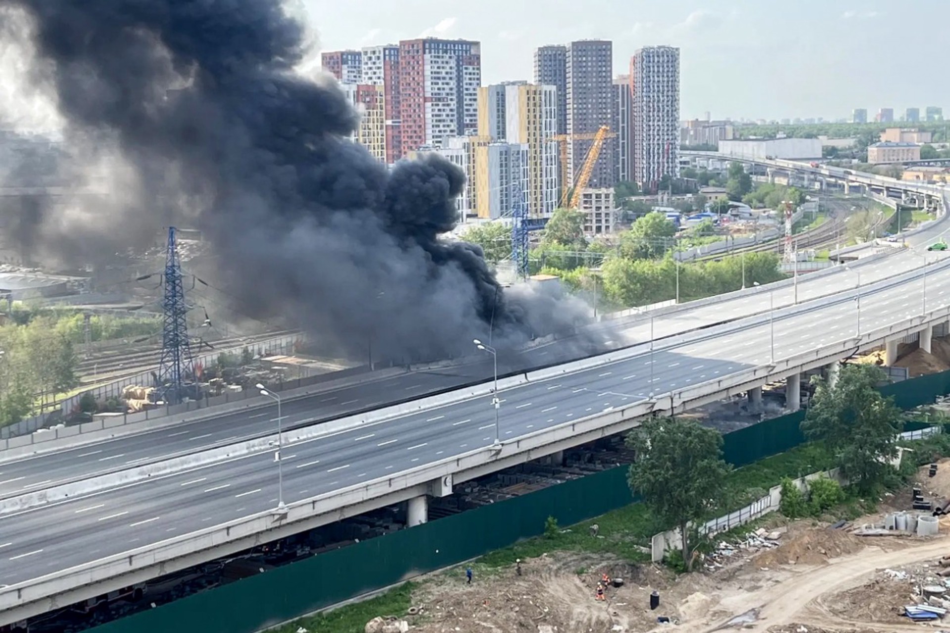 Огонь на востоке Москвы тушат с помощью пожарного поезда