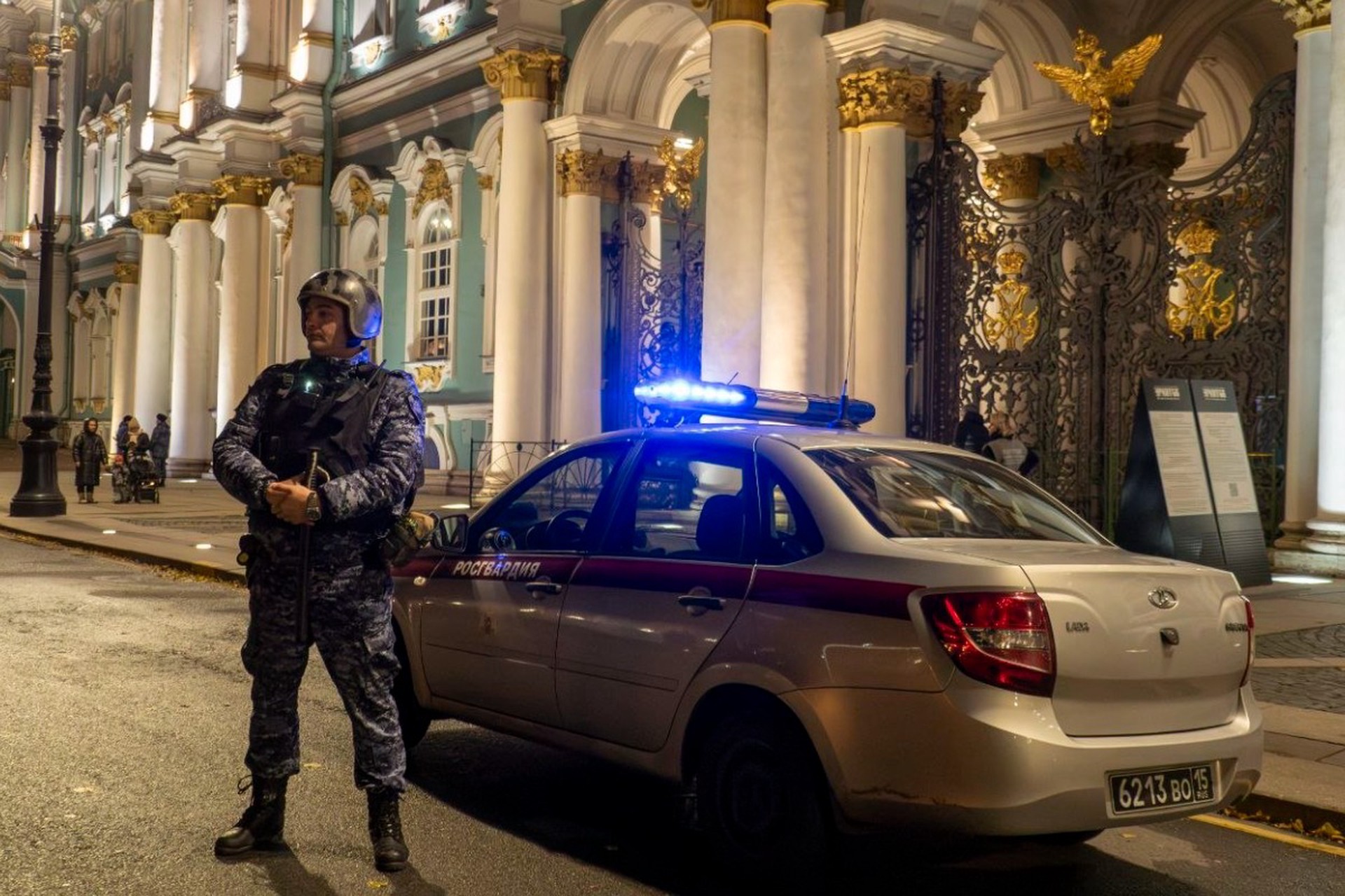 Турист сел на императорский трон в Эрмитаже и уехал с Росгвардией
