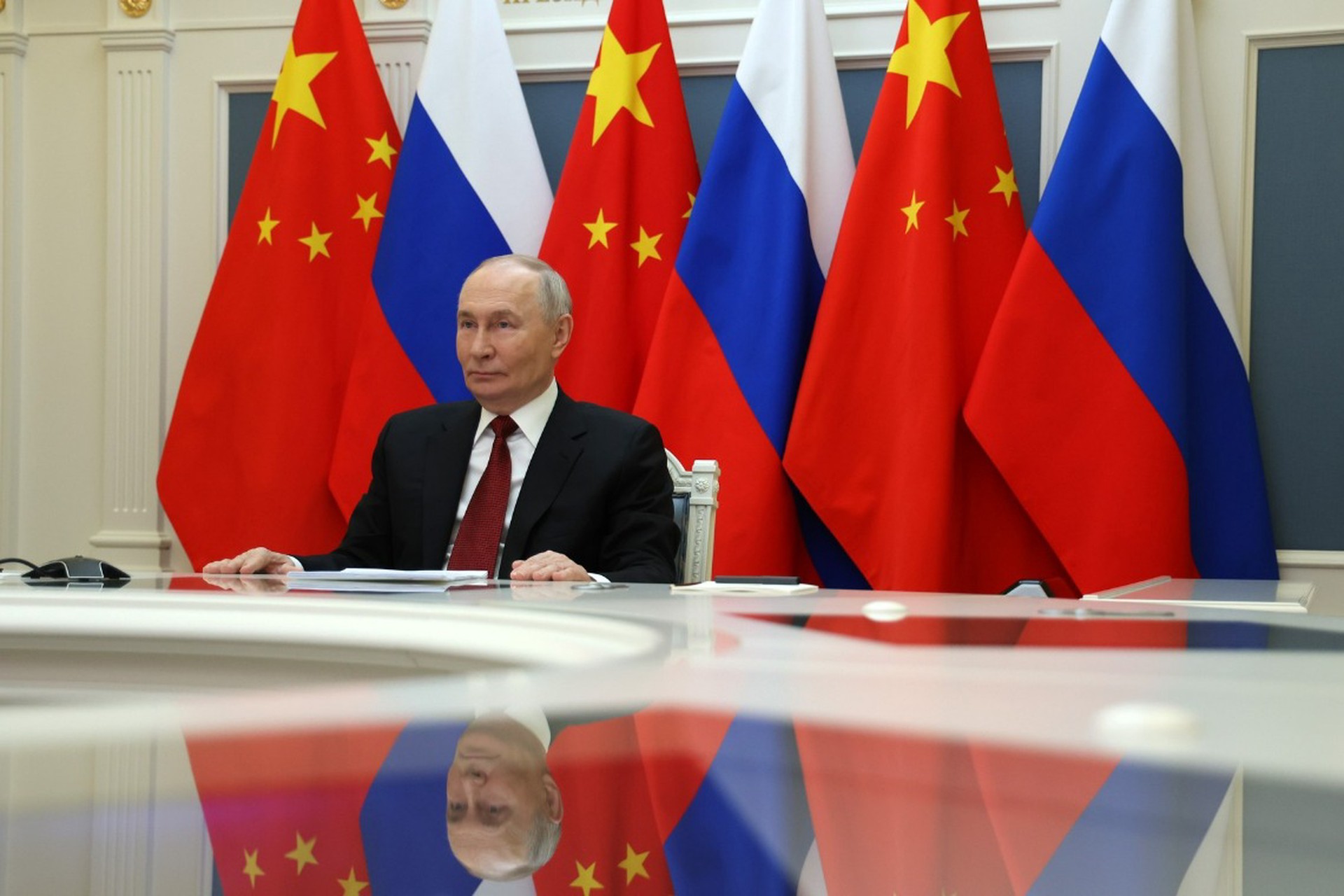 Главное к утру 20 мая: переговоры в Пекине, у Запада проблемы, сенат ограничил Трампа