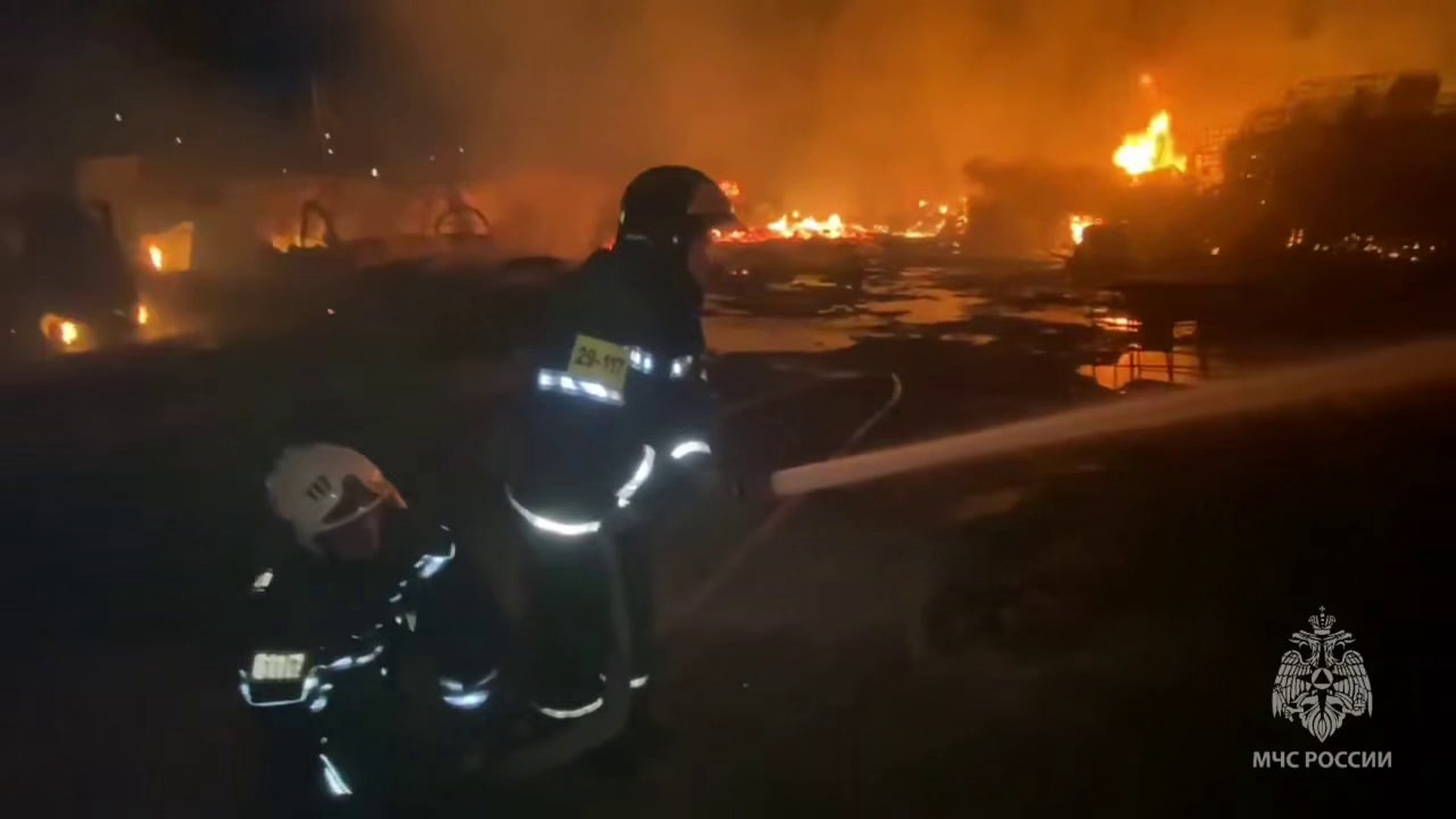 Появились кадры пожара на складе в Белом Расте