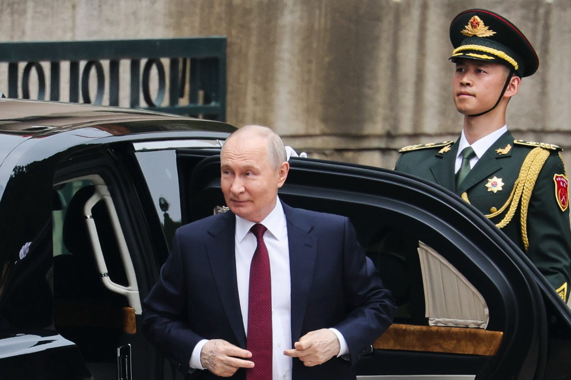 Путин снял пиджак в Пекине и взорвал китайские соцсети