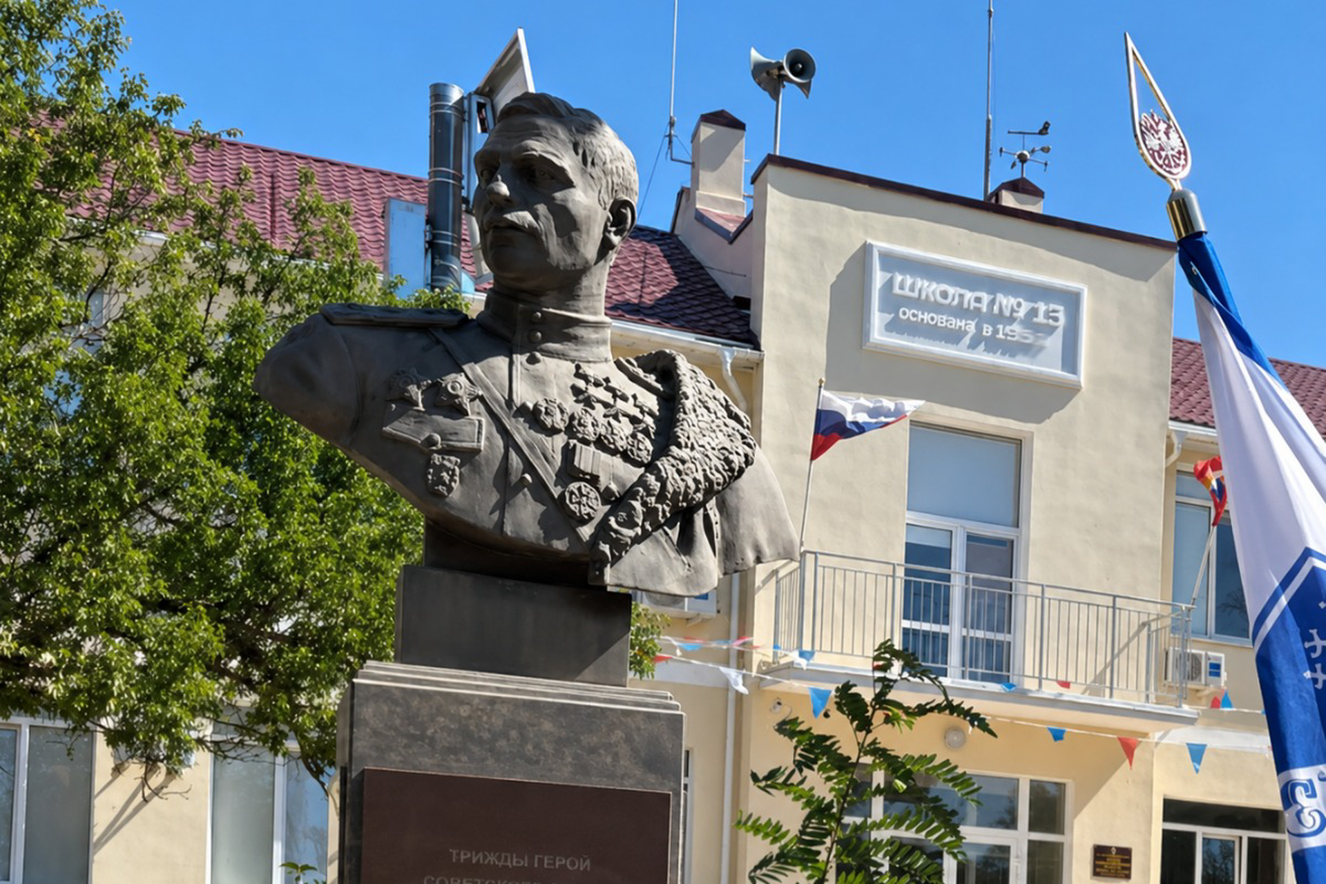 Момент обрушения школьного балкона в Севастополе попал на видео