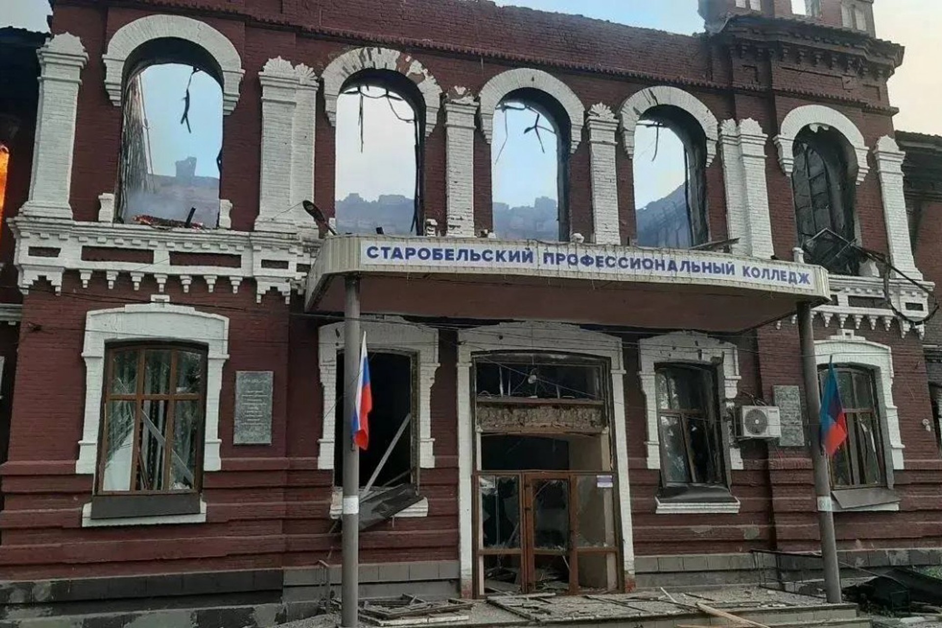 Опубликованы кадры последствий атаки ВСУ на колледж в ЛНР