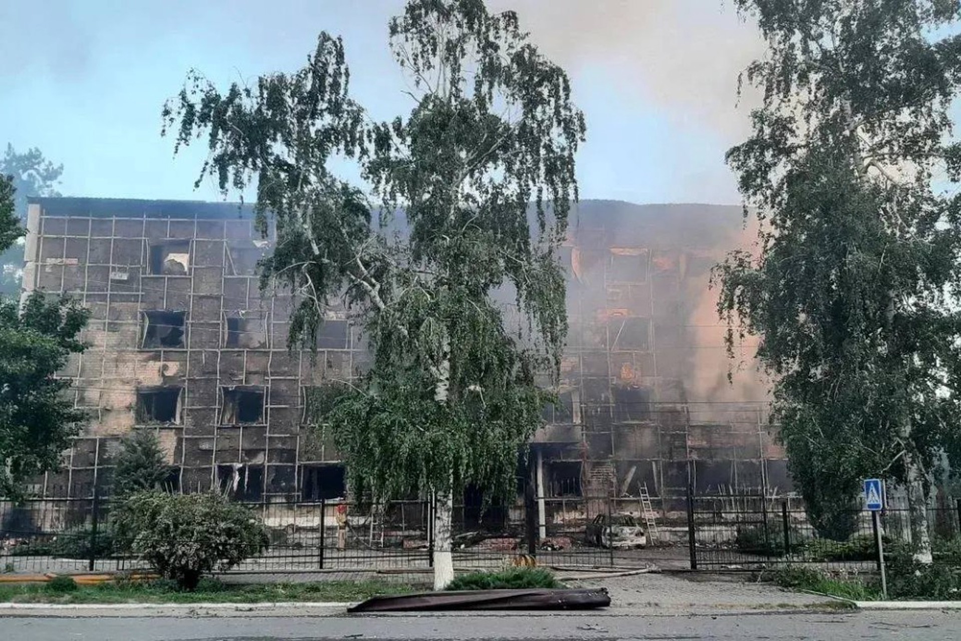 Раскрыто количество людей, которые могут оставаться под завалами колледжа в ЛНР