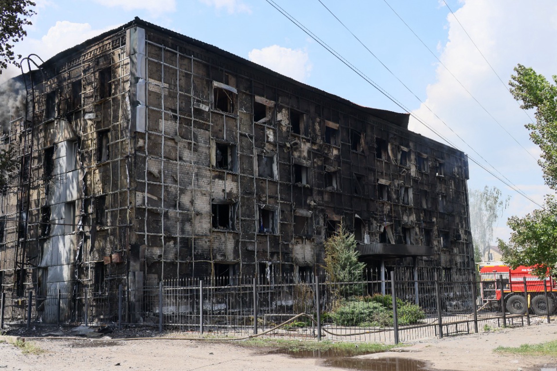 Девушка сгорела заживо при попытке спастись от удара по колледжу в ЛНР