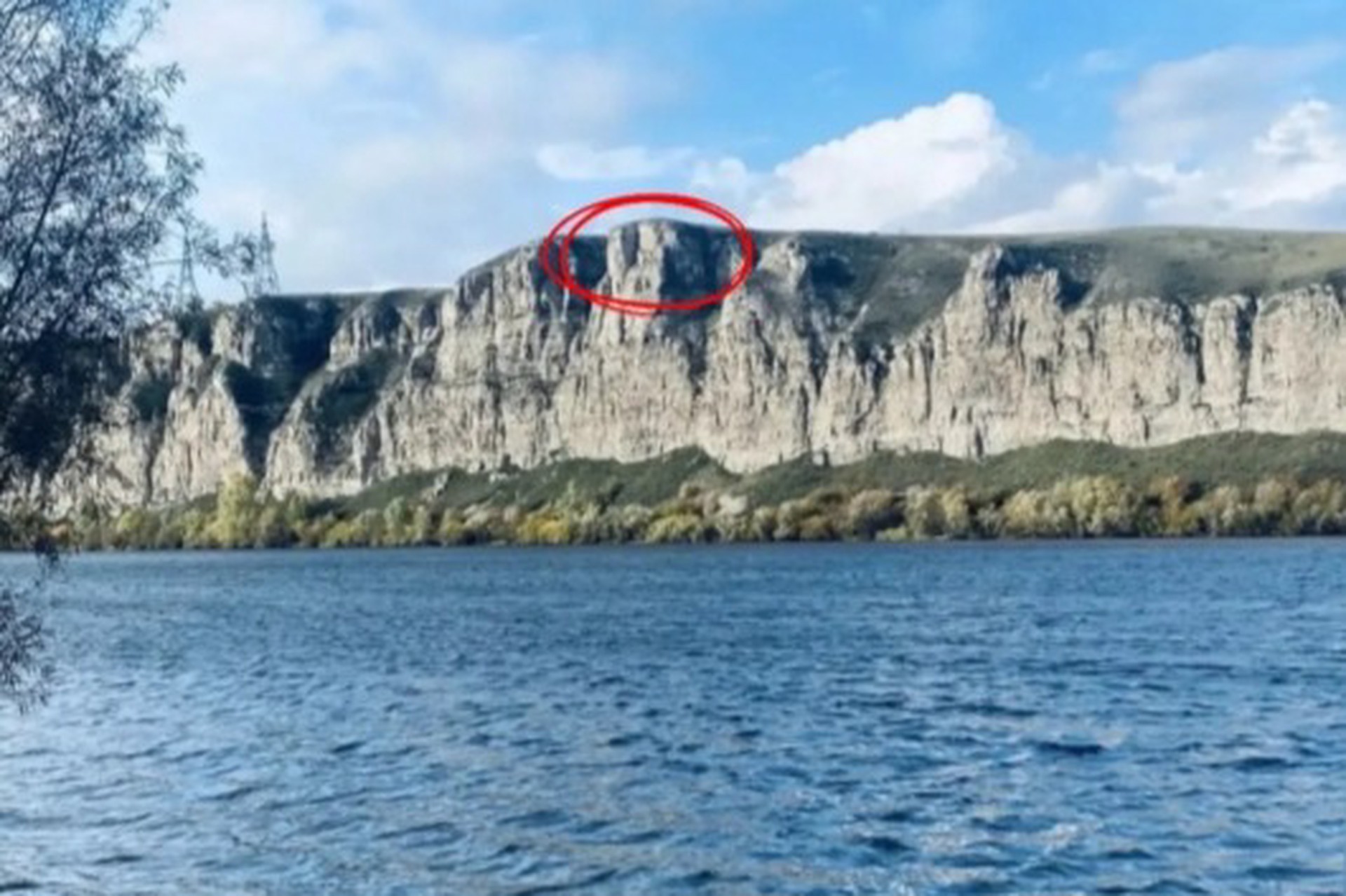 Студентка сорвалась со скалы и разбилась из-за фото в Иркутской области