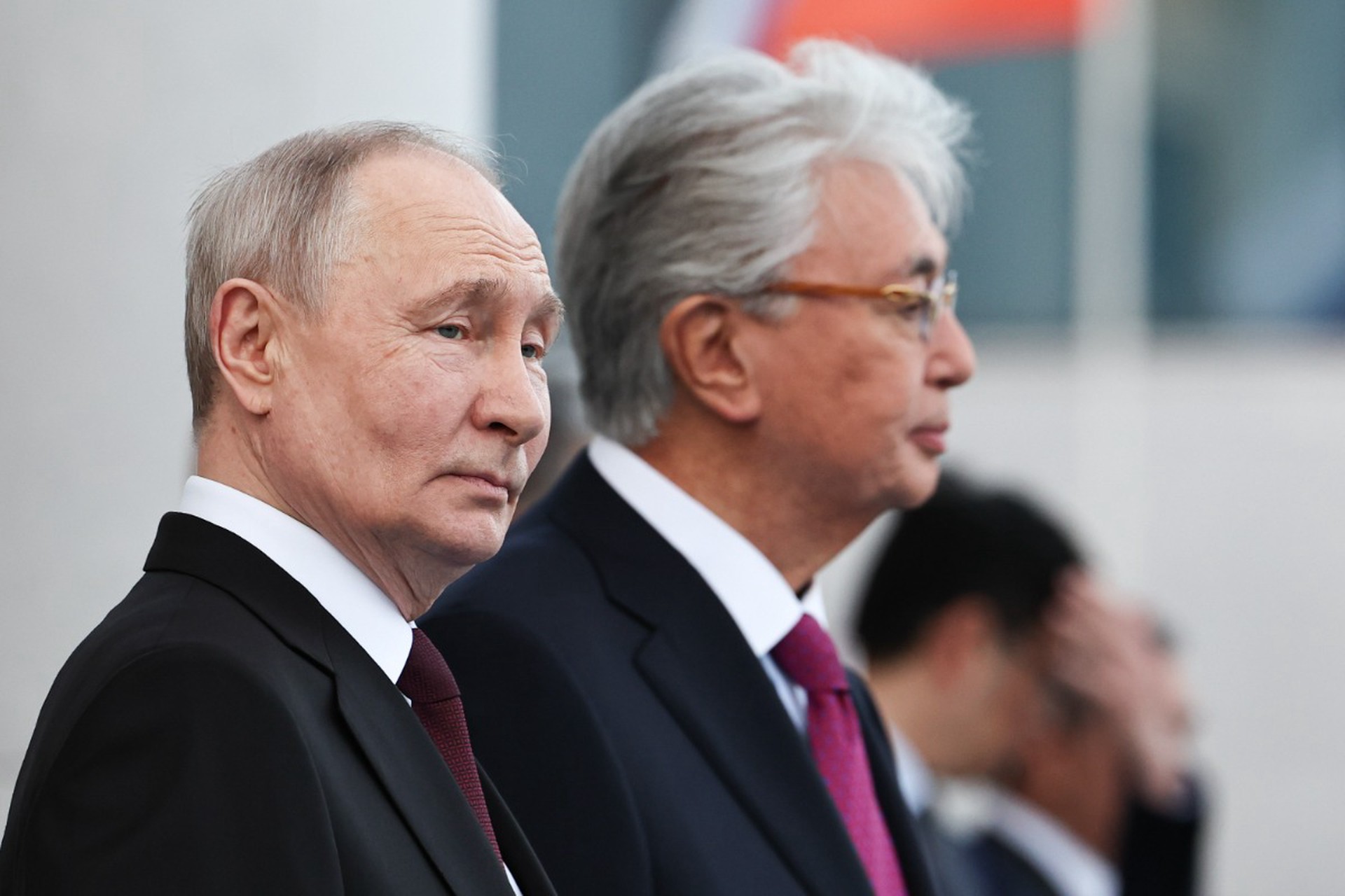 Небо Казахстана окрасилось в цвета российского флага в честь Путина