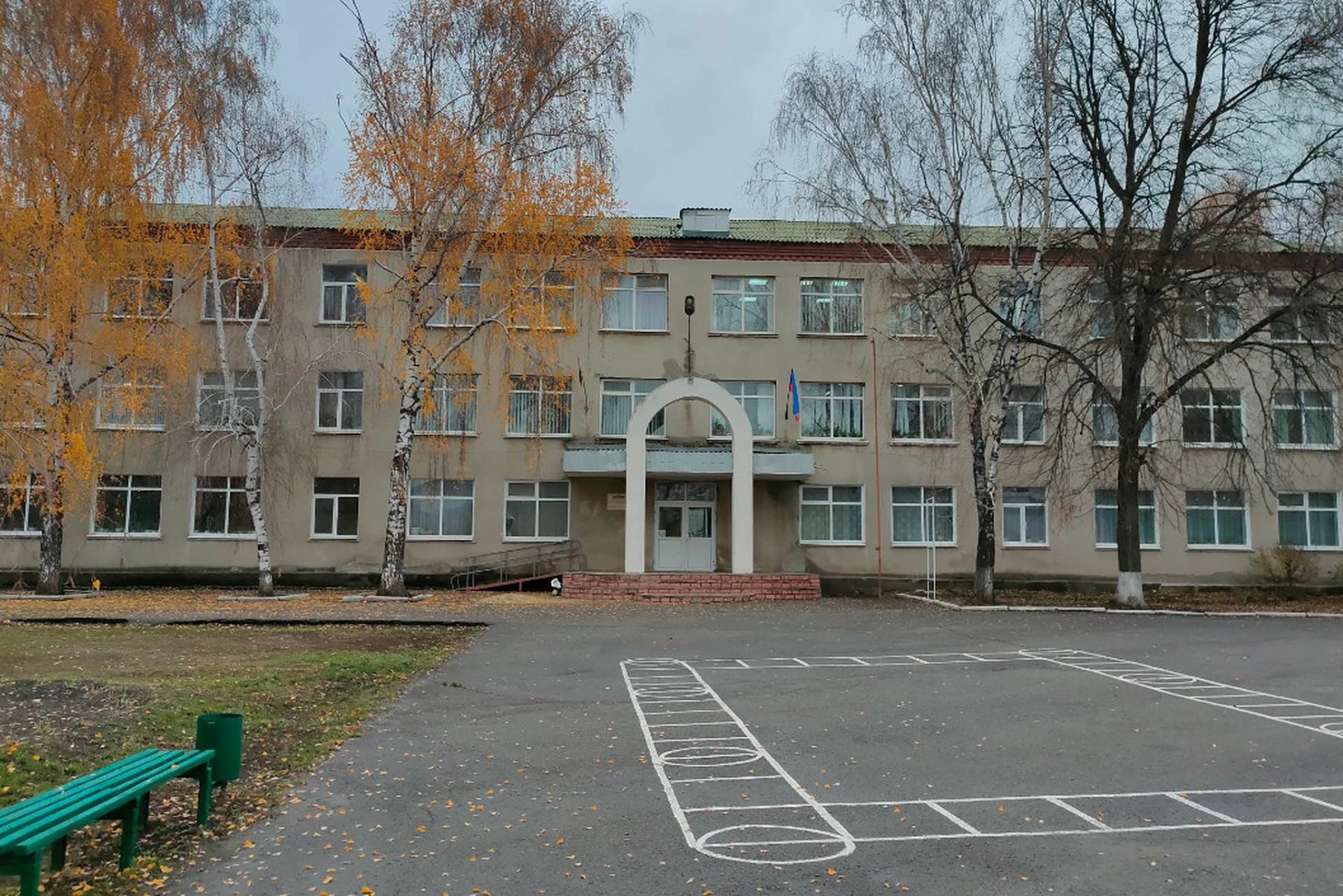 В Сватовской гимназии ликвидировали последствия атаки ВСУ