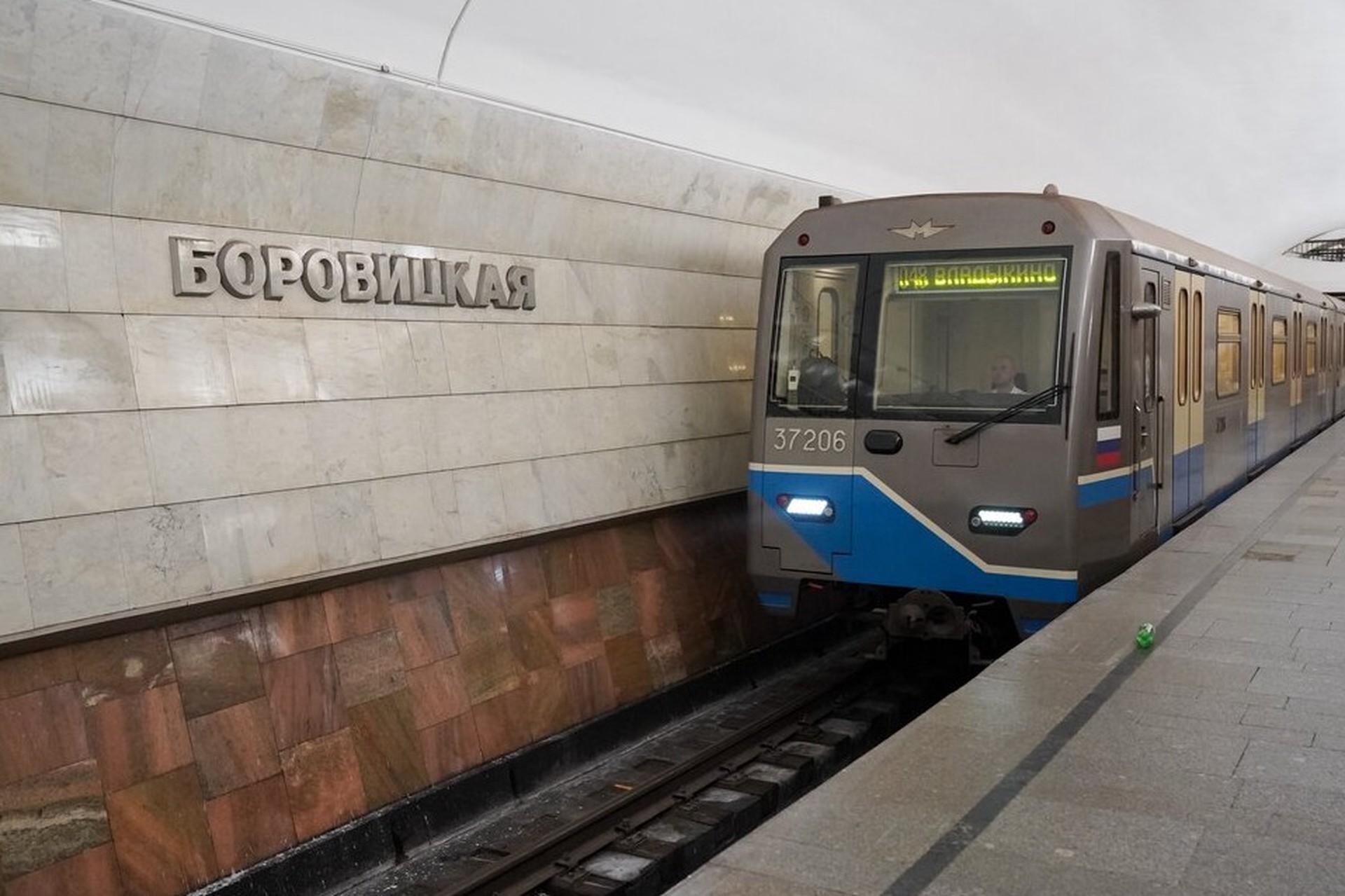 Житель Москвы домогался 13-летней школьницы в метро