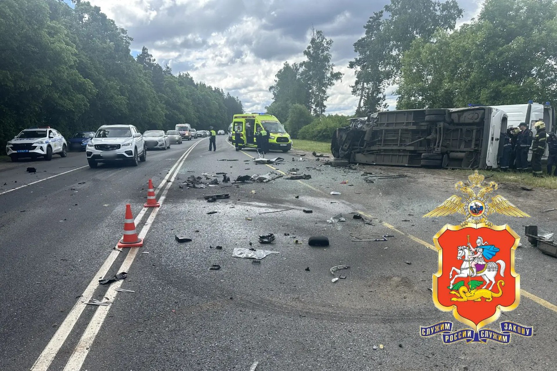 Легковушка выехала на встречку, протаранив автомобиль и автобус в Подмосковье