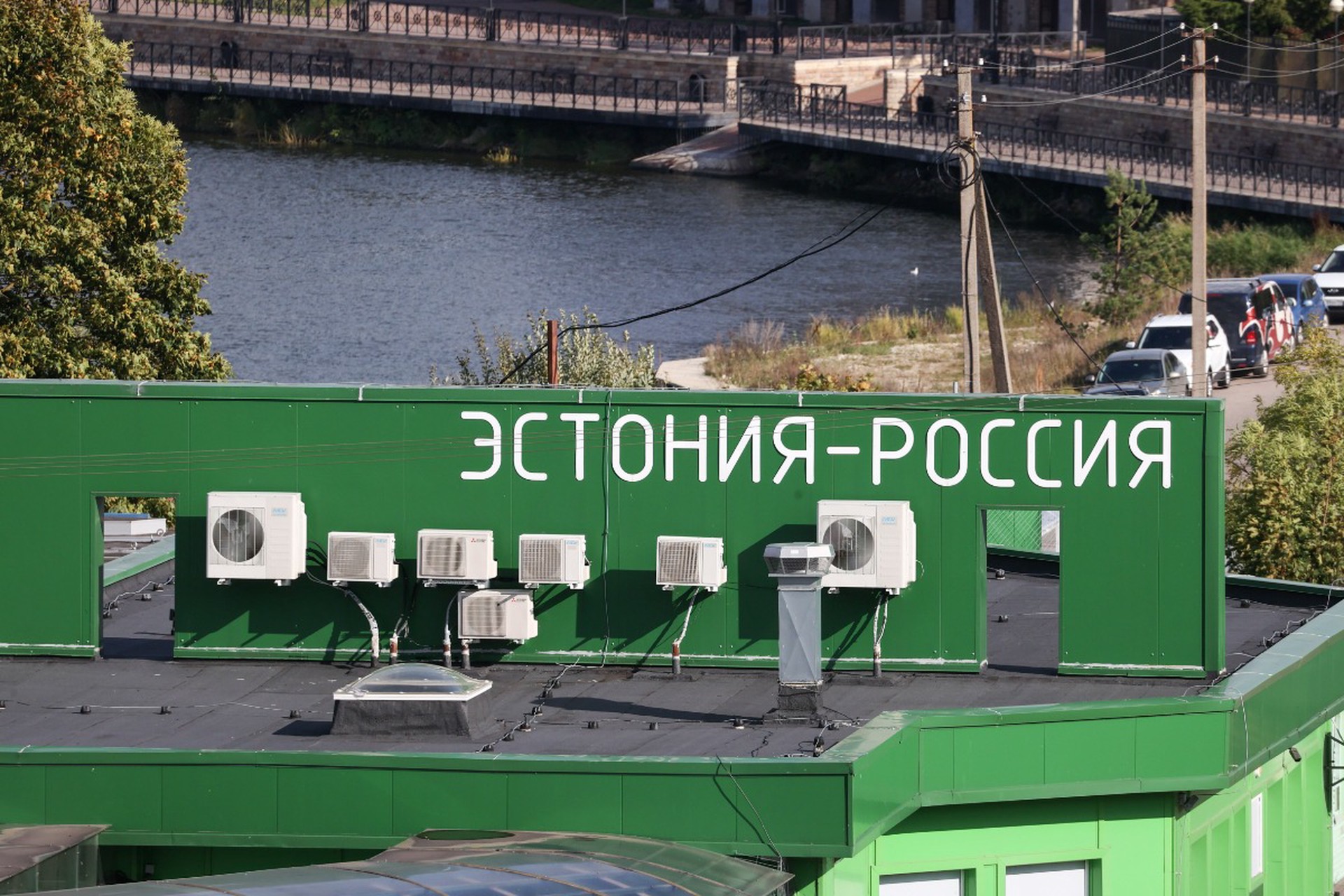 Десятки людей с чемоданами застряли на границе Эстонии и России