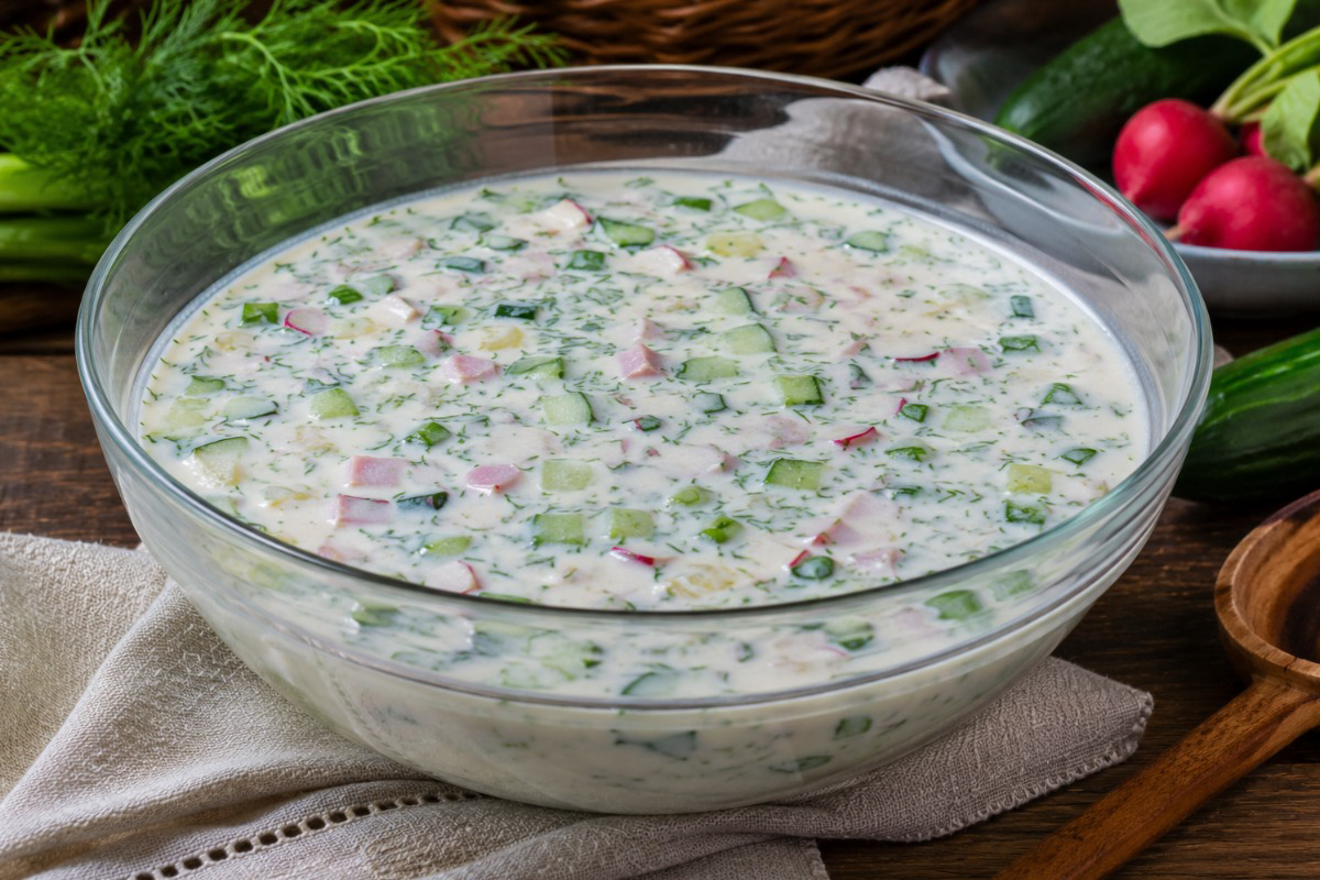 Диетолог рассказала, какие продукты делают окрошку вредной
