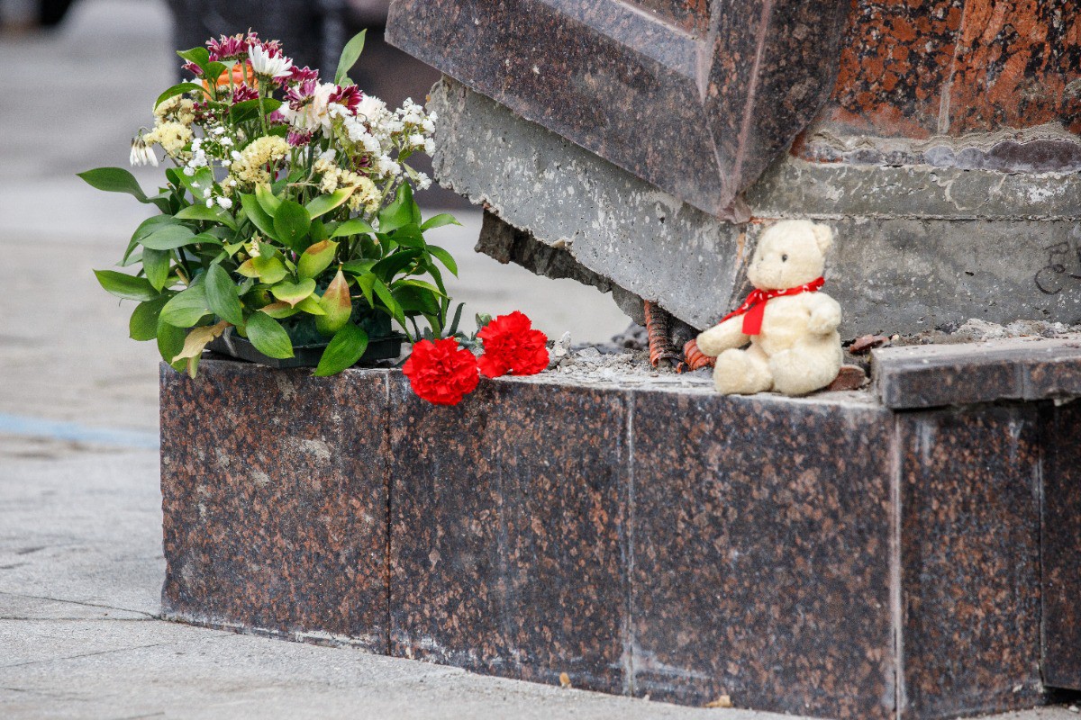У храма в Екатеринбурге образовался стихийный мемориал