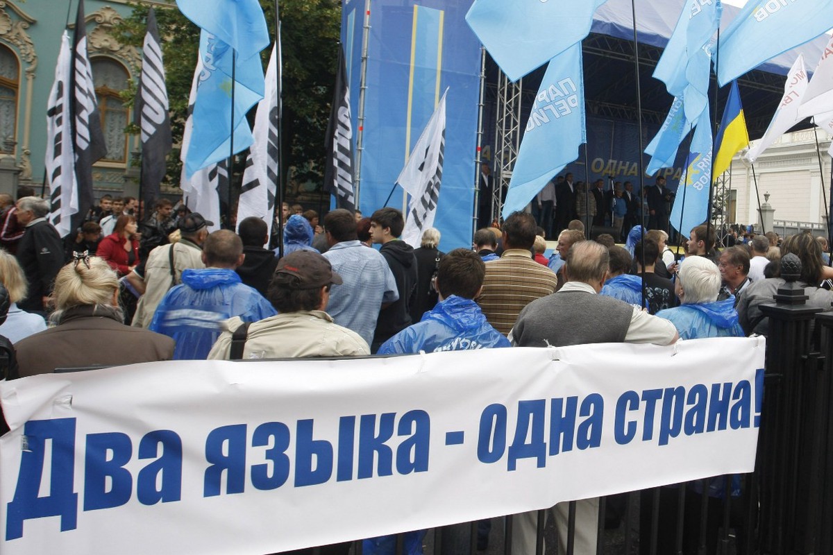 Дипломат назвал грубым нарушением прав человека решение Киева лишить защиты русский язык