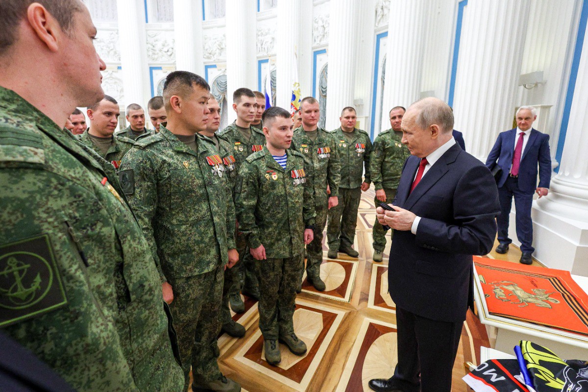 Путину подарили шевроны из зоны СВО