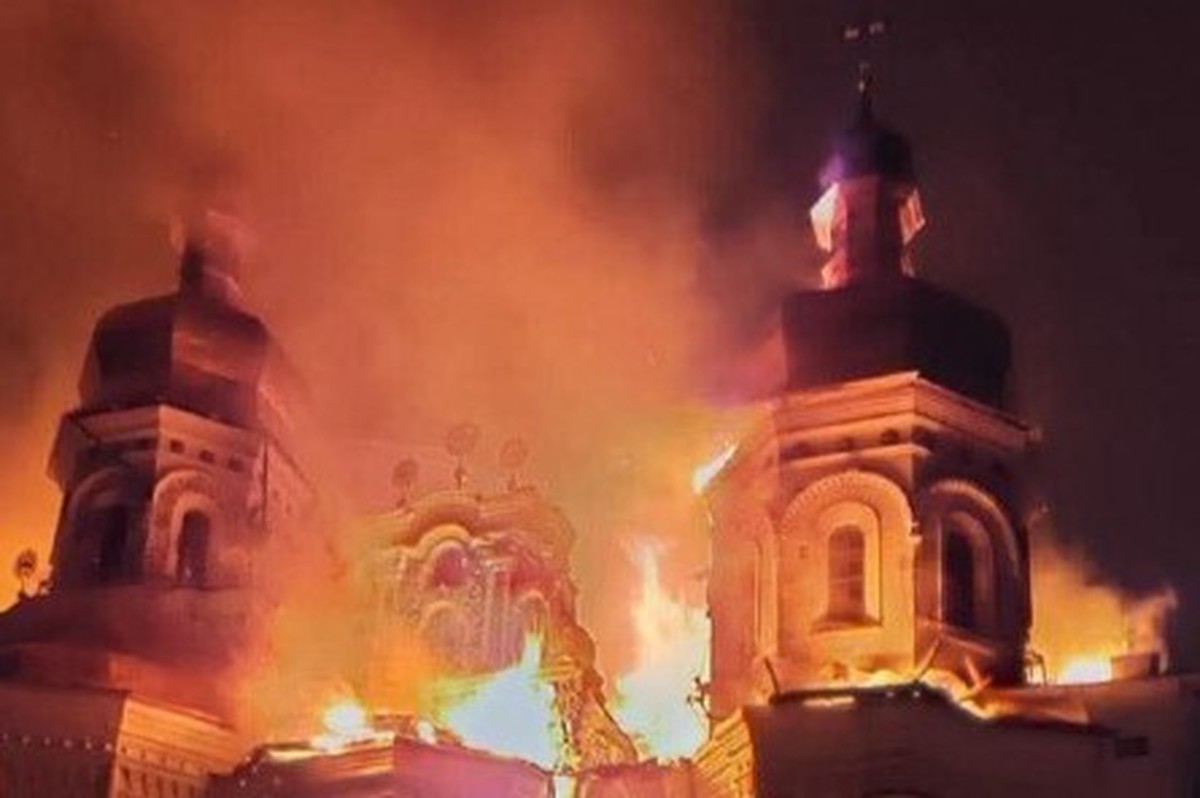 Опубликованы кадры пожара в Киево-Печерской лавре