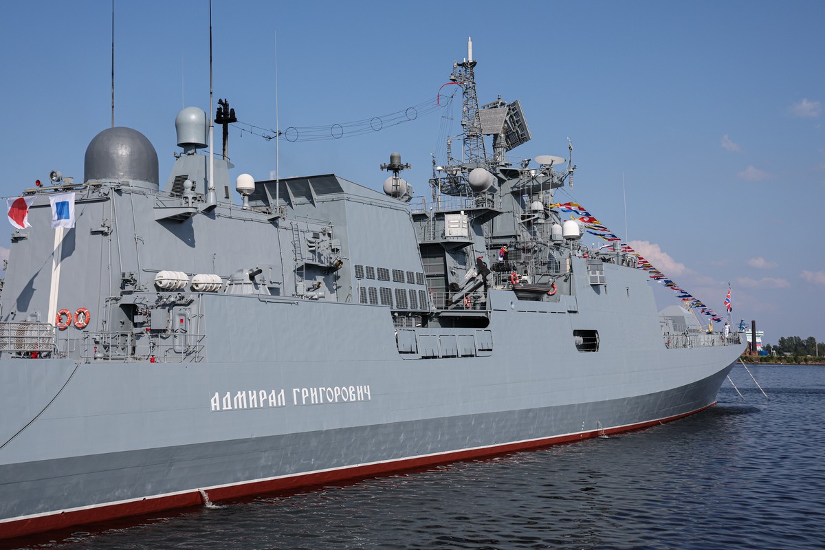 Российский фрегат сделал предупредительный выстрел рядом с британской яхтой 