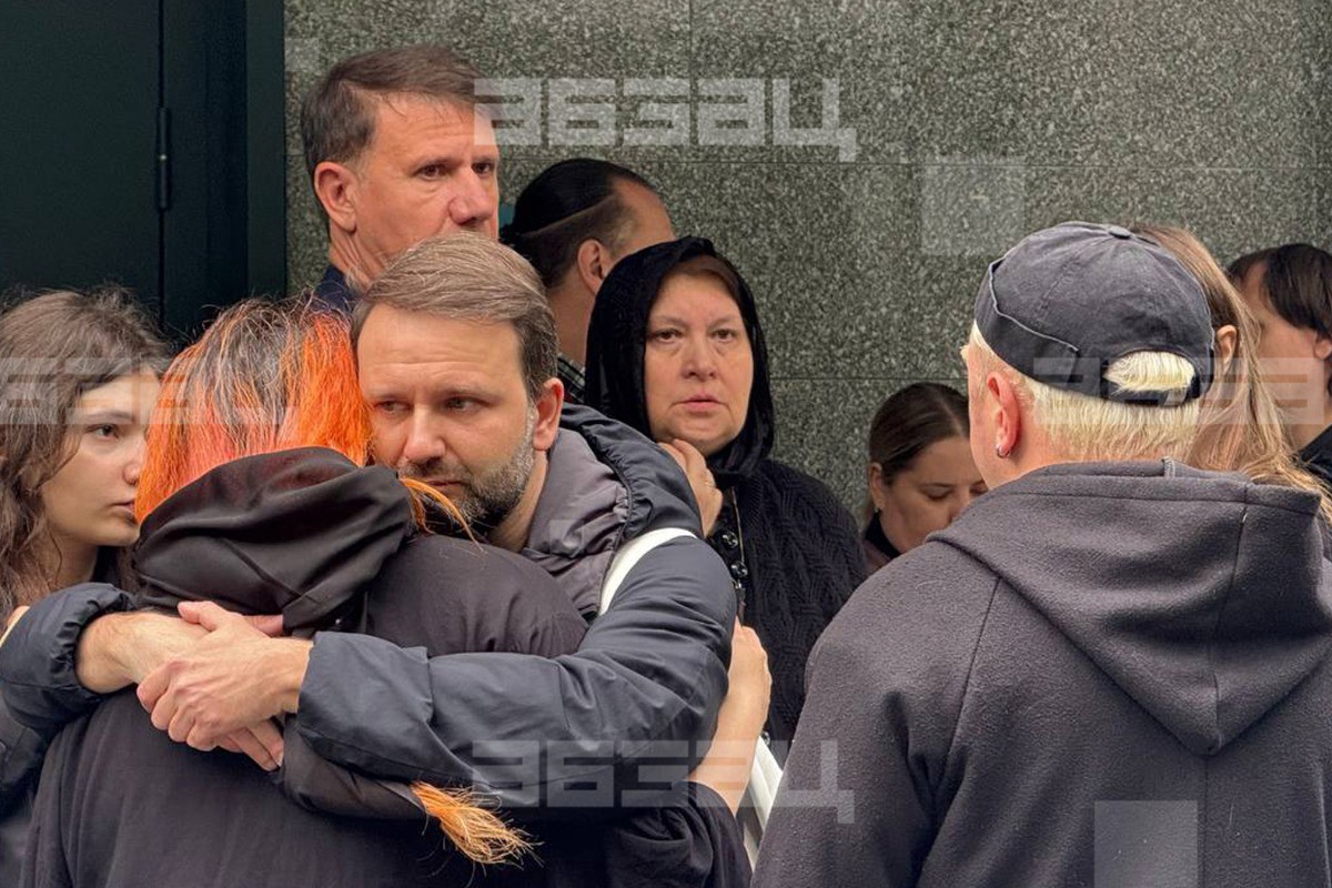 Дочь Плетневой разрыдалась на похоронах