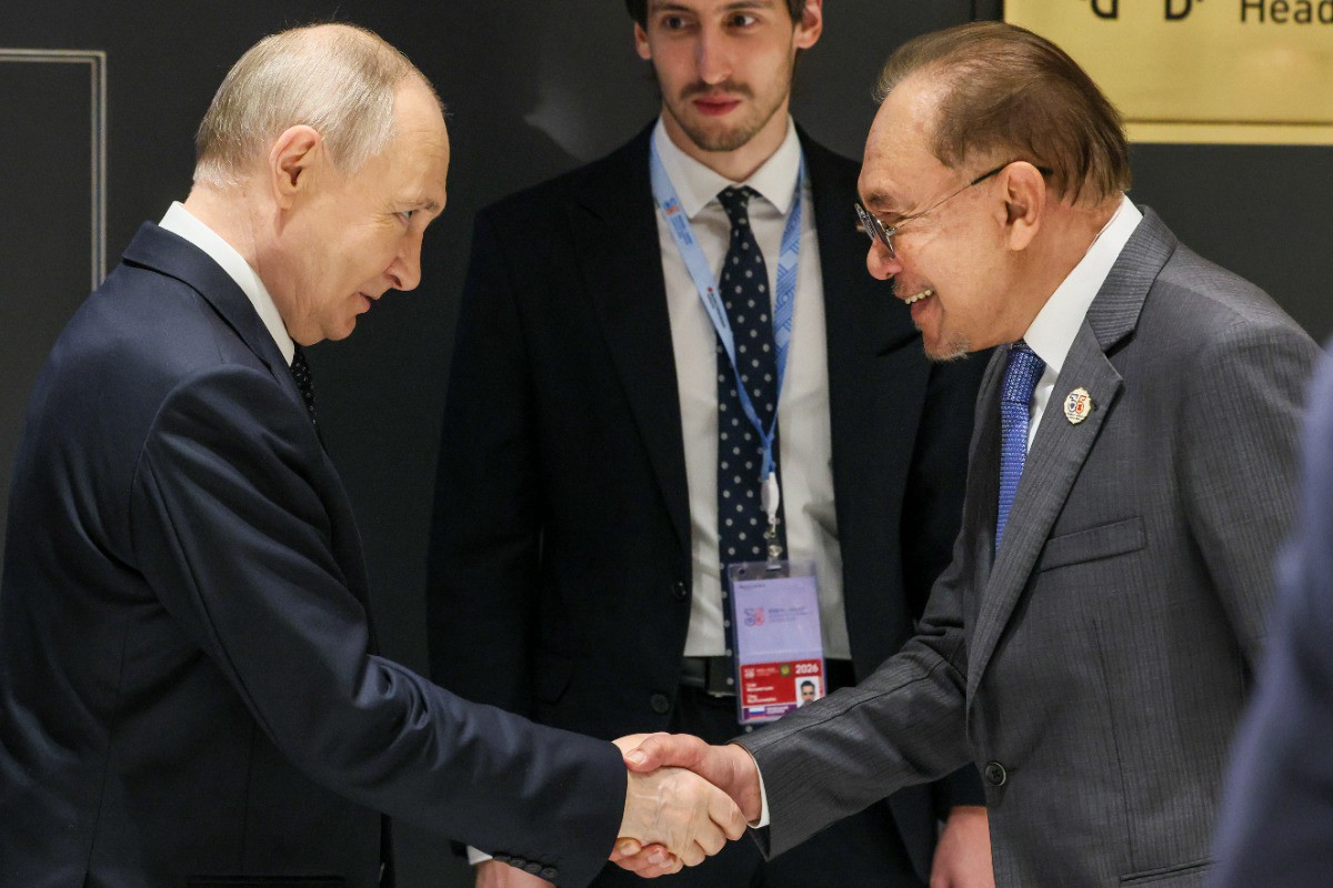 Путин обменялся шутками с премьер-министром Малайзии на полях саммита АСЕАН