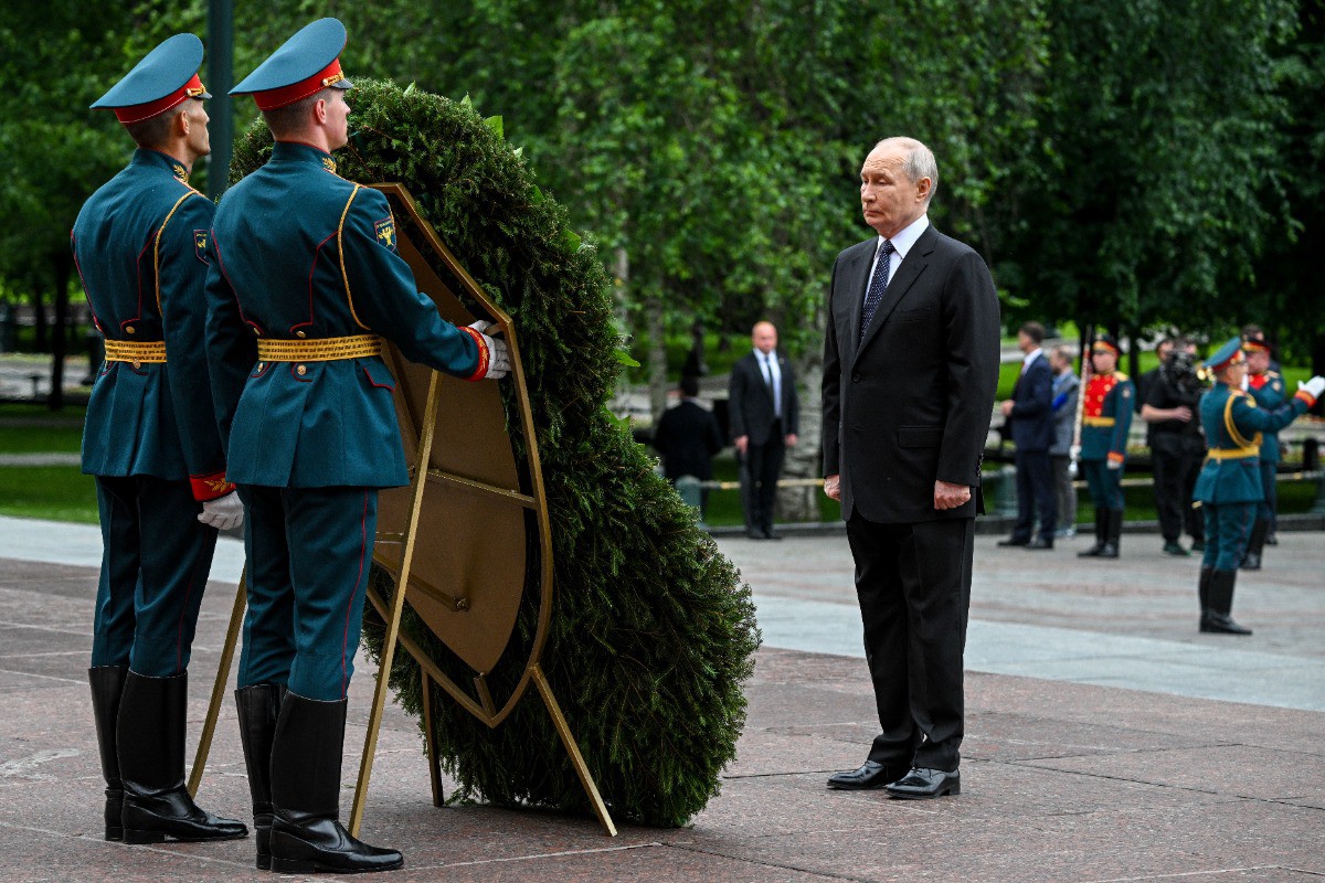 Путин возложил цветы к Могиле Неизвестного Солдата в память о начале ВОВ