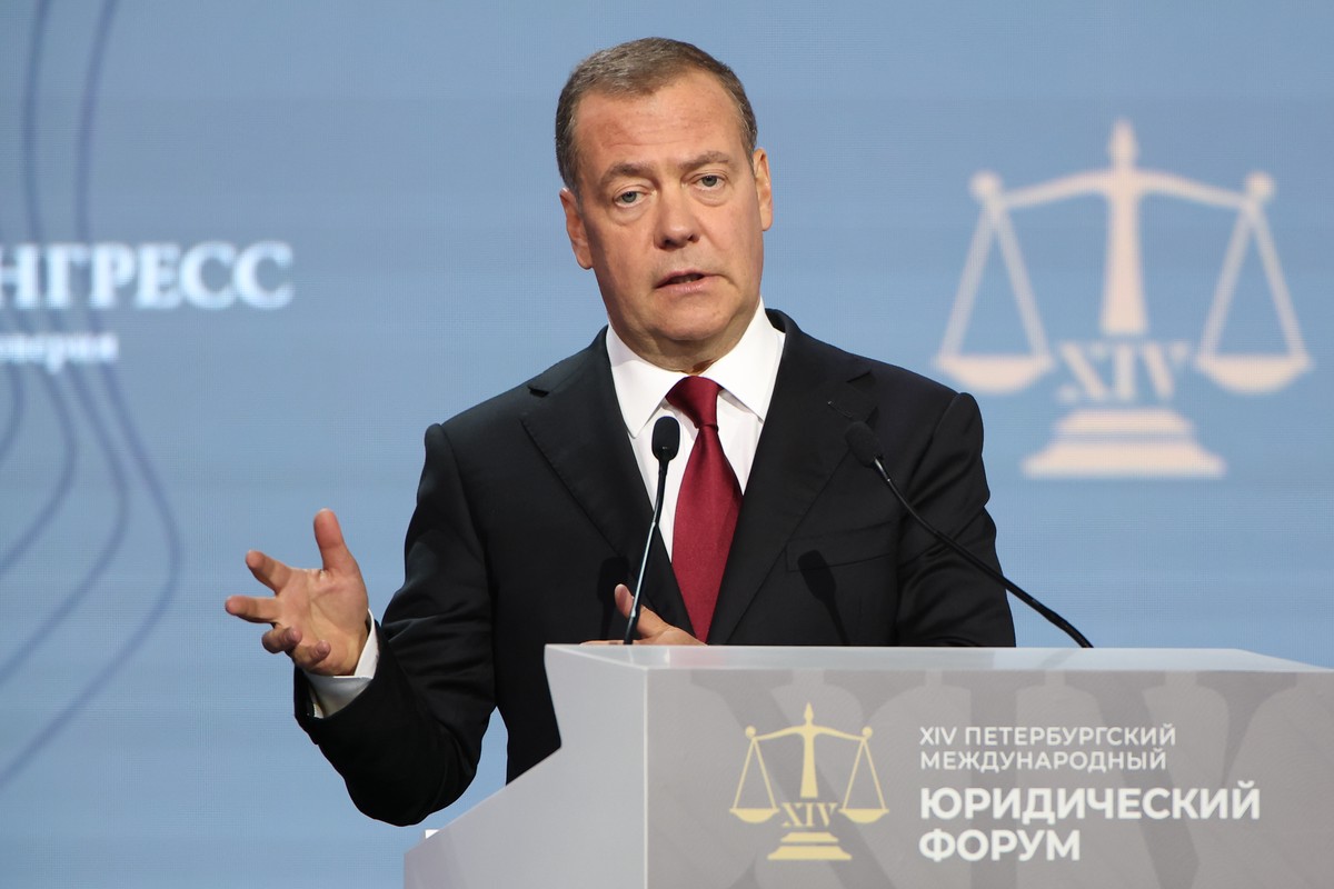 Медведев обвинил Запад в наследовании расистских традиций