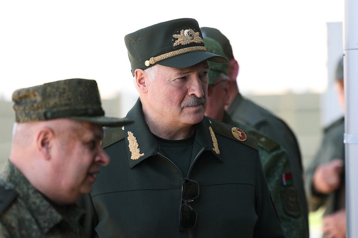 Лукашенко пообещал белорусским военным, что не пошлет их на Украину