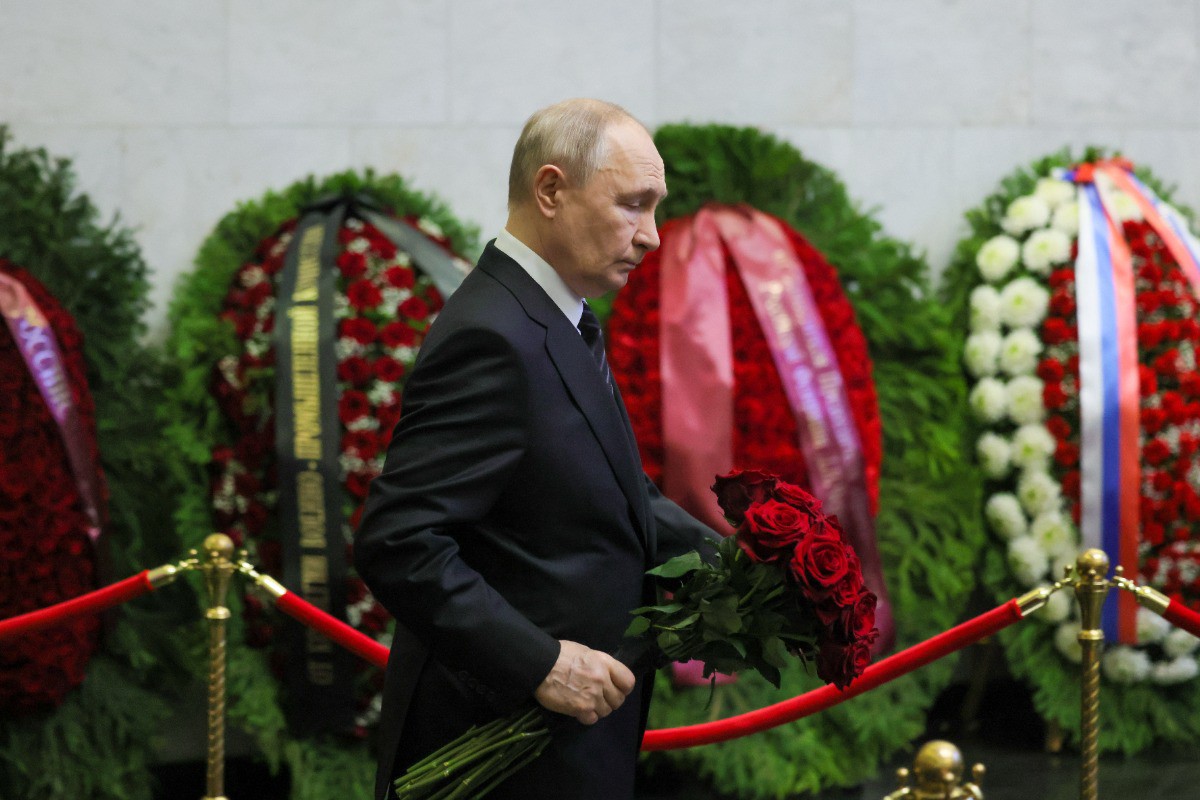 Путин с алыми розами, последнее желание: кто пришел проститься с бывшим министром обороны Ивановым