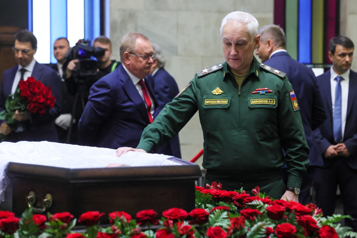 Белоусов пришел на прощание с Ивановым в военной форме