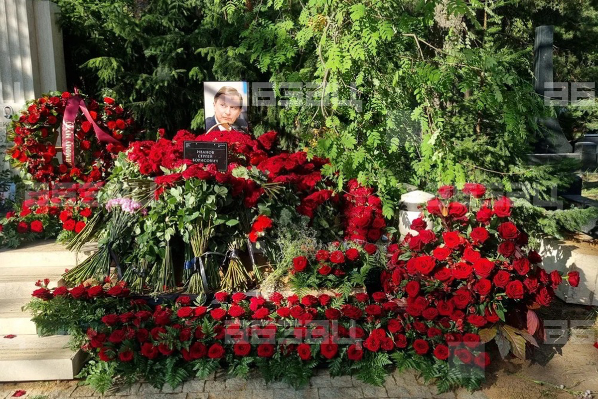 Могилу экс-министра Иванова утопили в красных розах после похорон