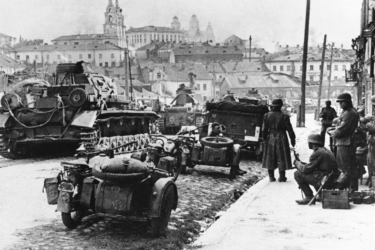 Зеленский научился у вермахта: разгром в Белостоке, уроки для СВО, жесткий ответ Минска