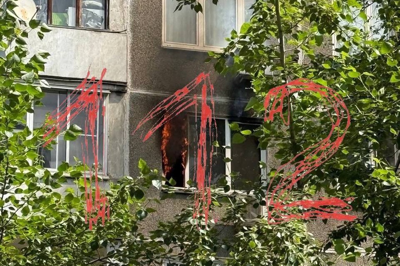 Женщина выпрыгнула из окна горящей квартиры