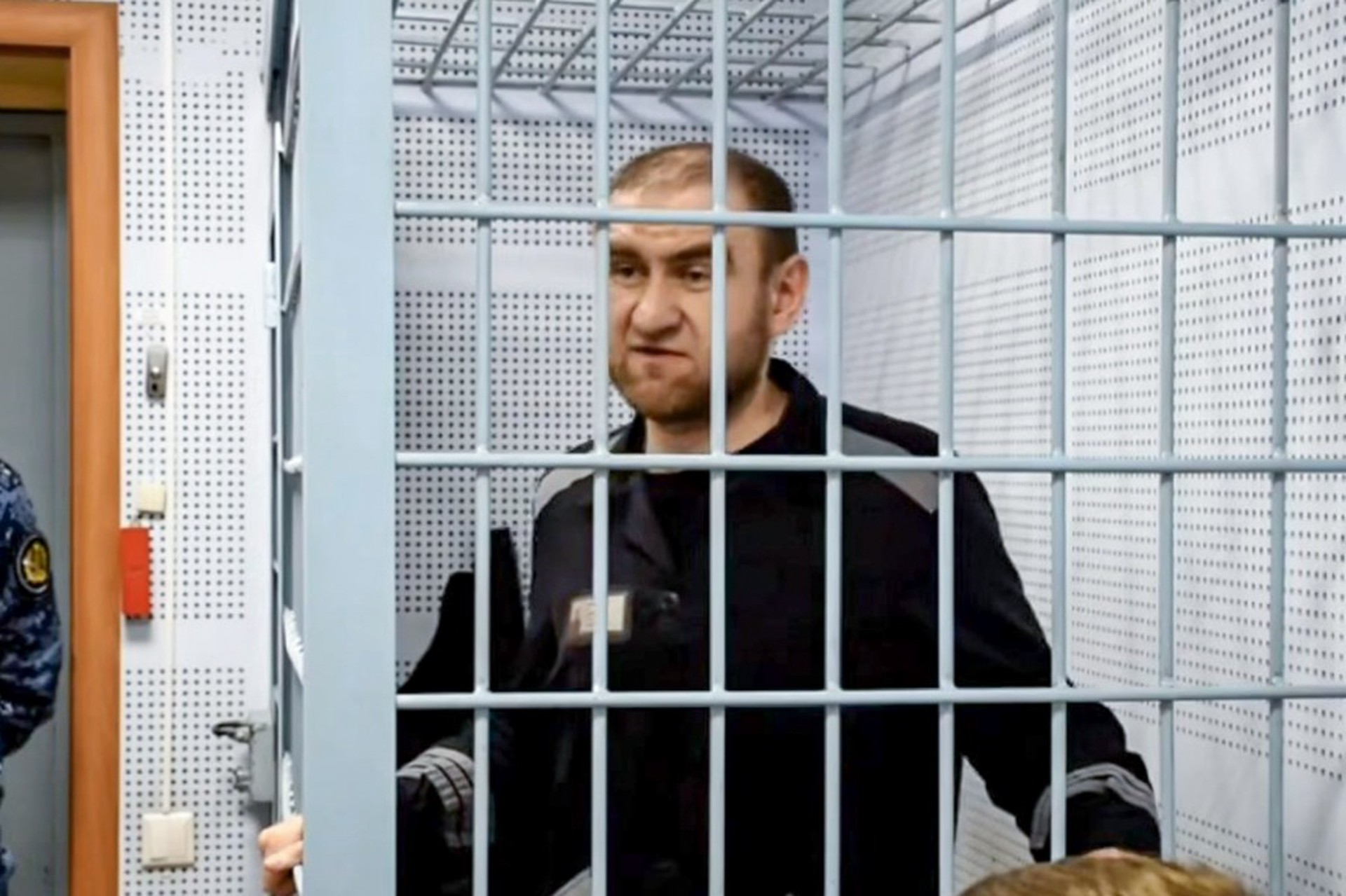 Экс-сенатор Арашуков требовал элитных гостинцев в «Черном дельфине»