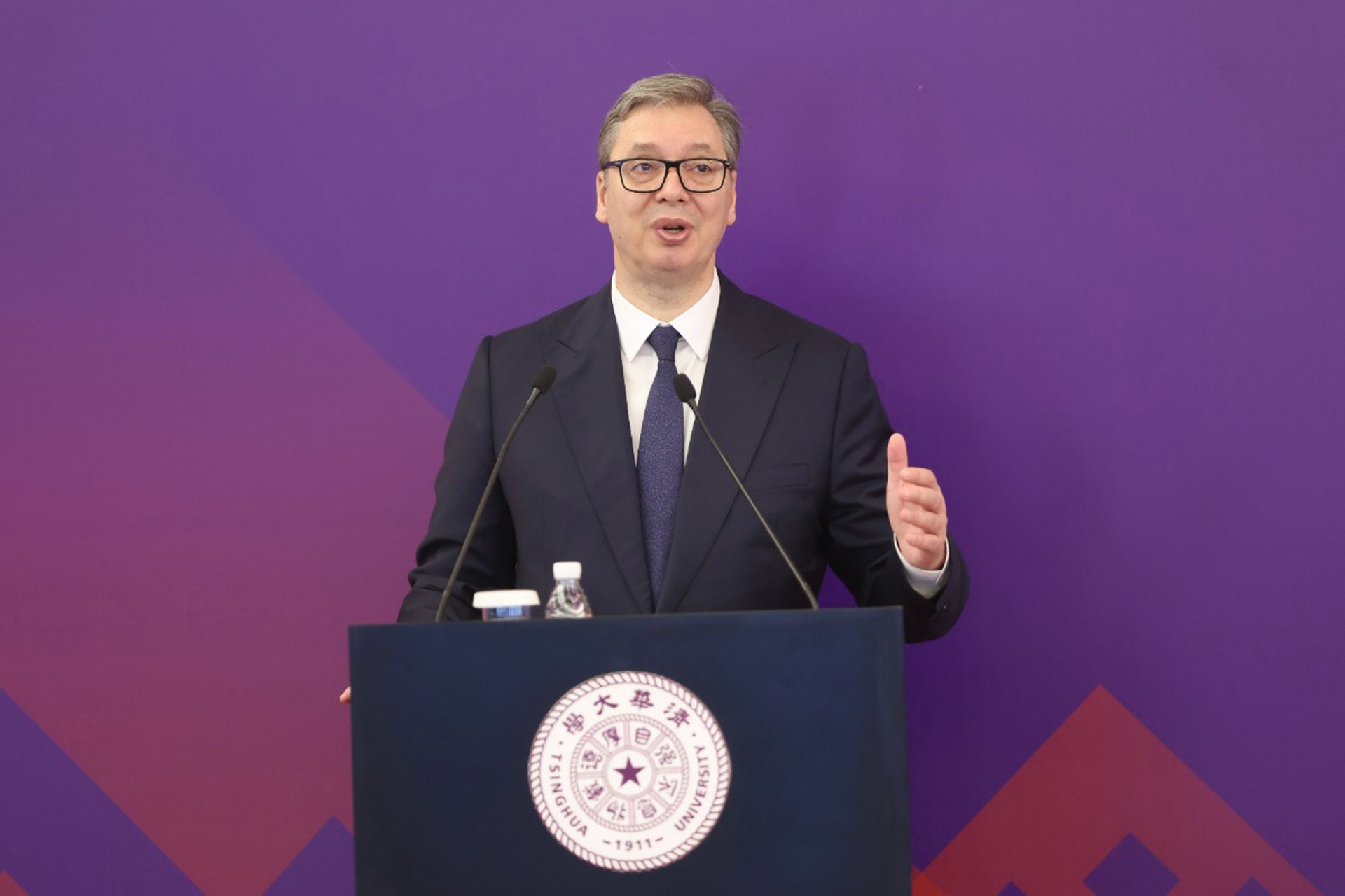 Клеврет и не краснеет: почему Вучич продолжает называть Трампа любимым президентом сербов