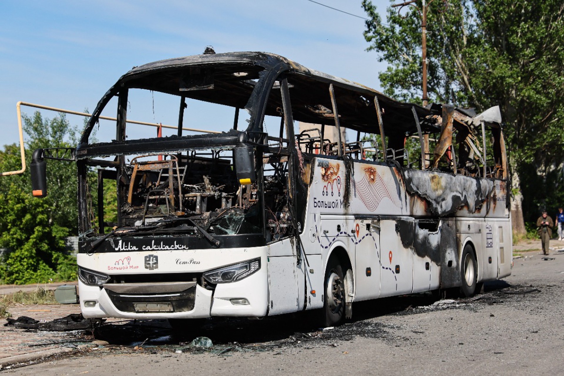 Опубликованы кадры выгоревшего автобуса после теракта в ДНР