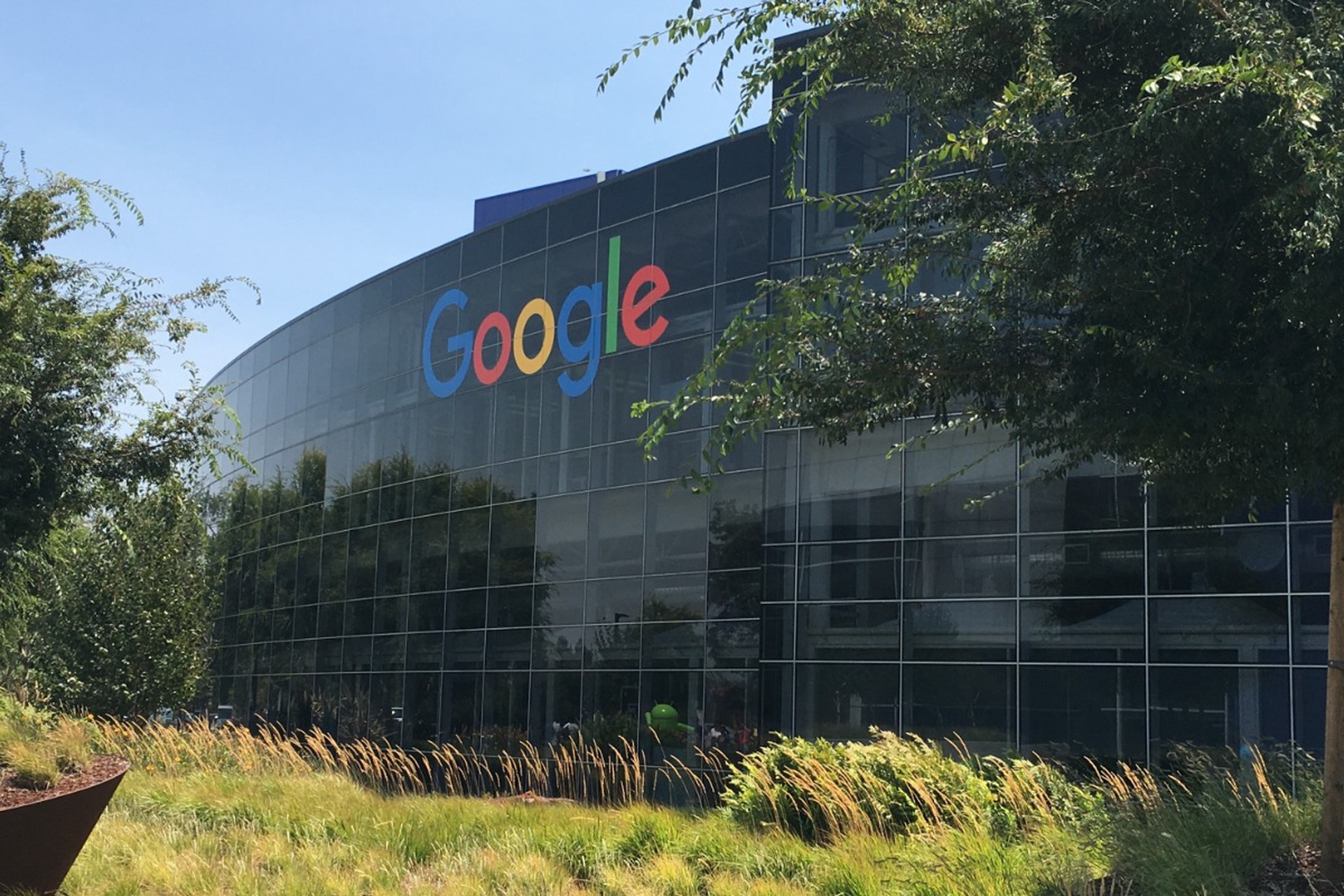 Суд в Бельгии арестовал имущество Google на миллионы евро