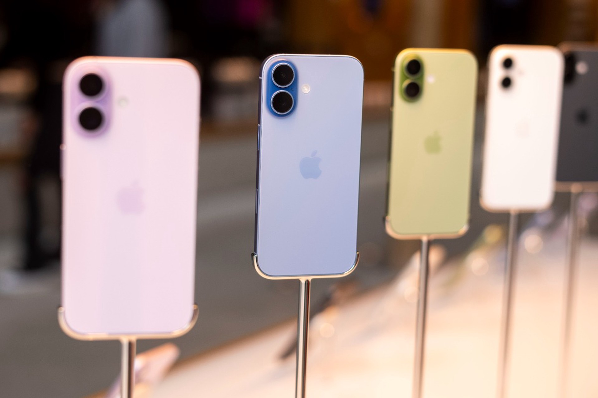 На iPhone в России начнут предустанавливать «Макс»