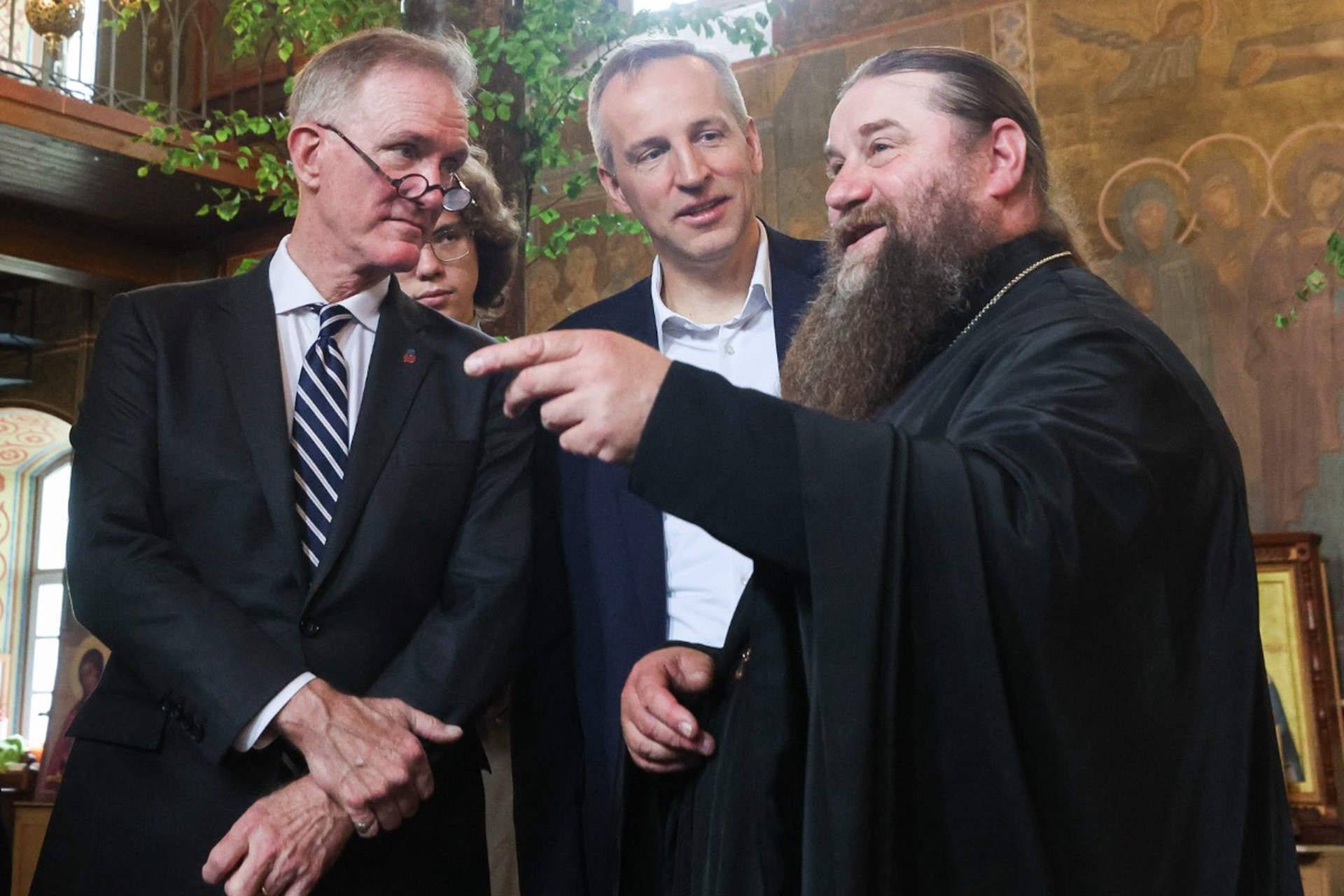 Американская делегация на ПМЭФ заслушалась пением православного хора