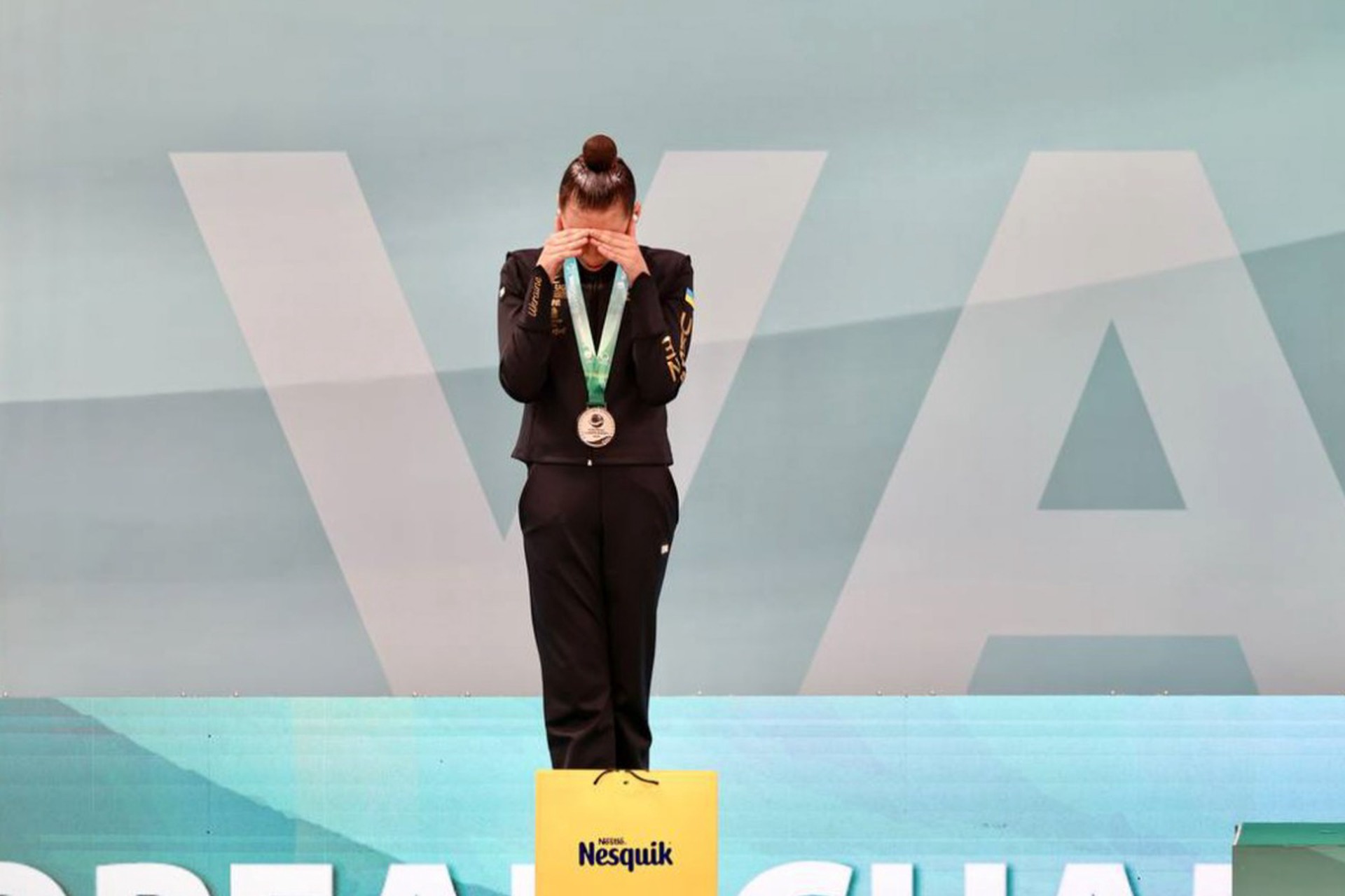 Песков: Украинские спортсмены зря закрывают лица при виде флага России