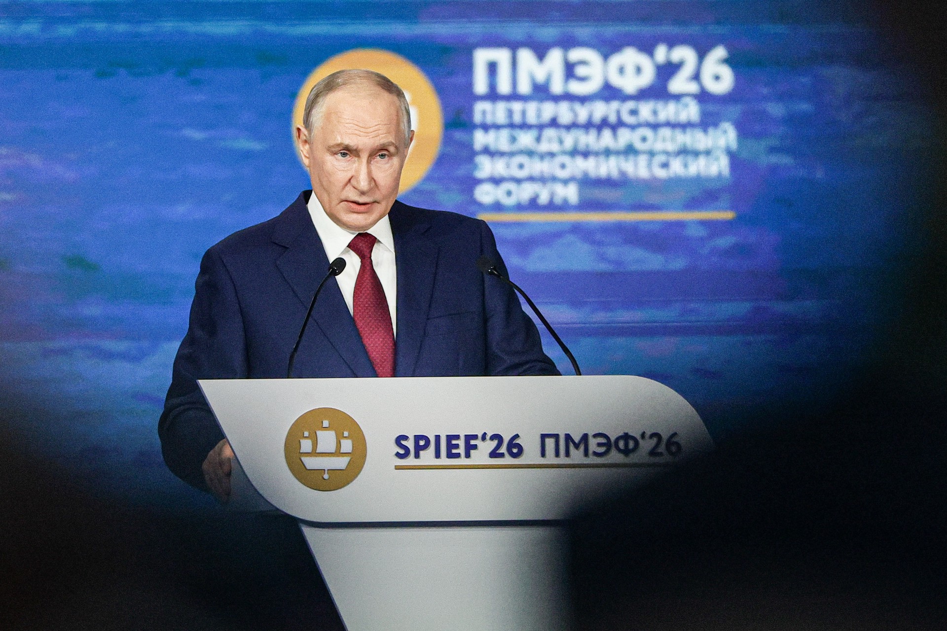 «Вы в России»: Путин пошутил о волшебстве на ПМЭФ