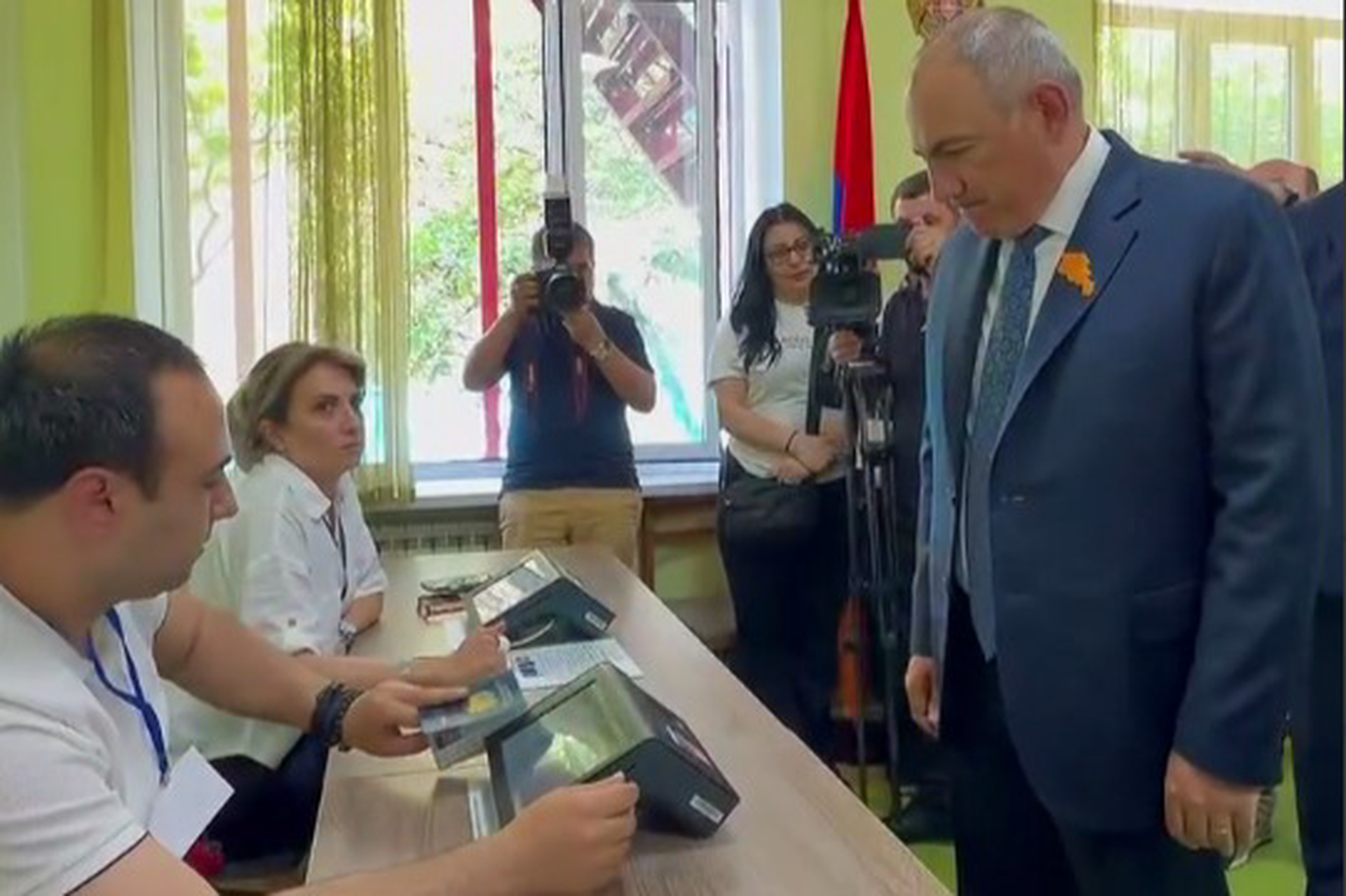 Пашиняна заметили на избирательном участке