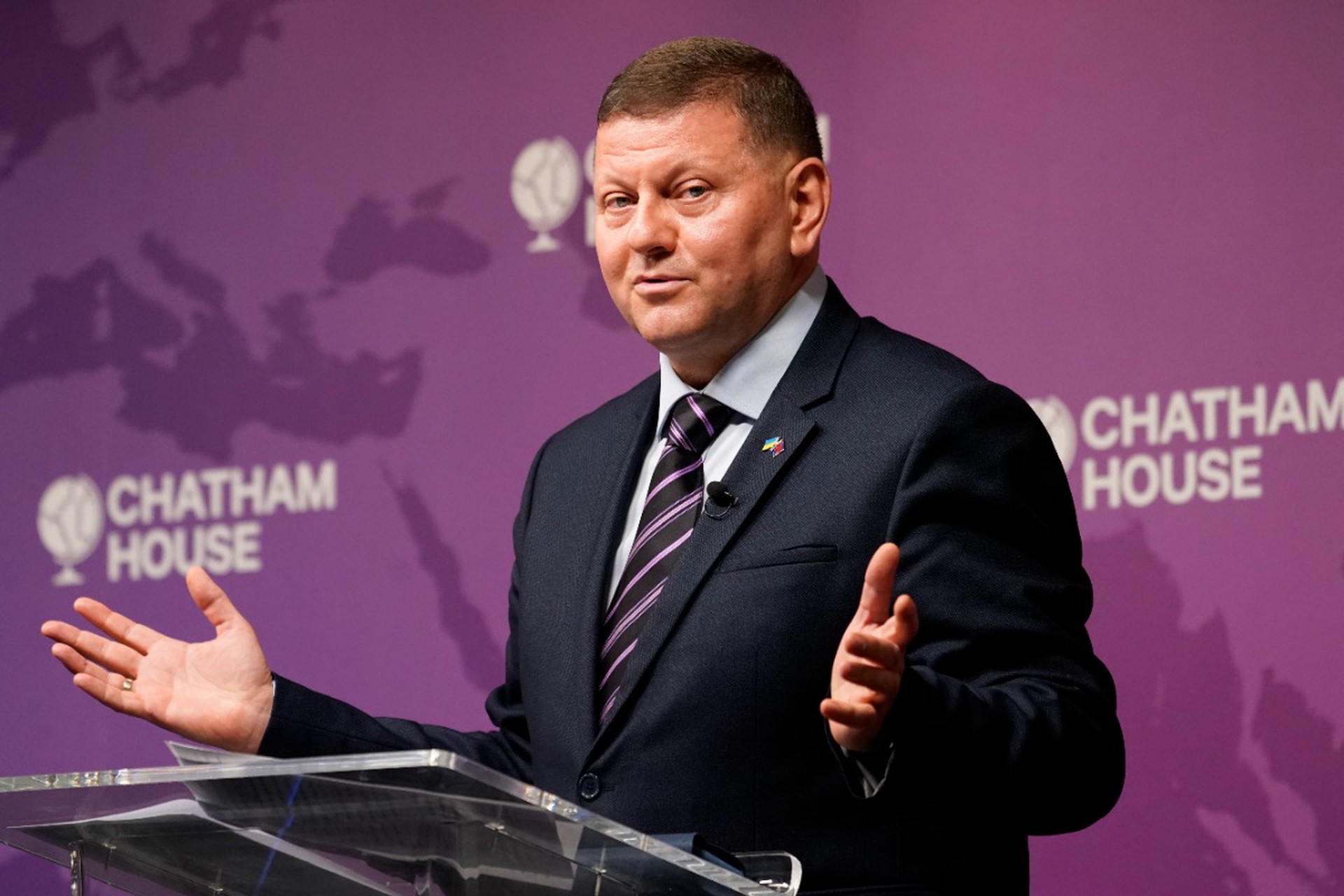 Залужный обустраивает жизнь за пределами Украины