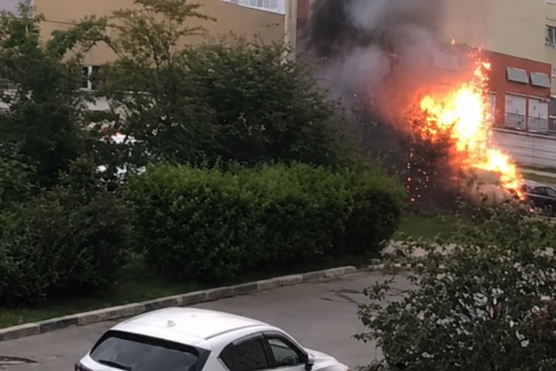 Момент взрыва автомобиля в Подмосковье попал на камеру
