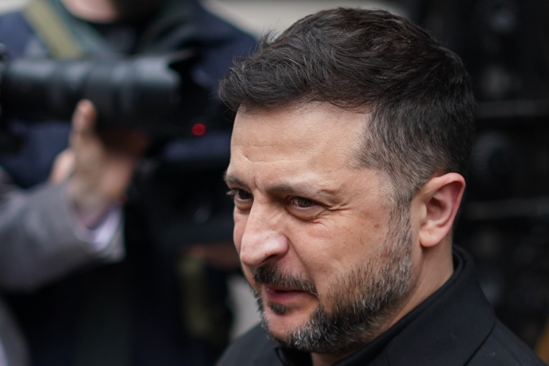Зеленскому предрекли снос памятника собственному деду в наркотическом угаре