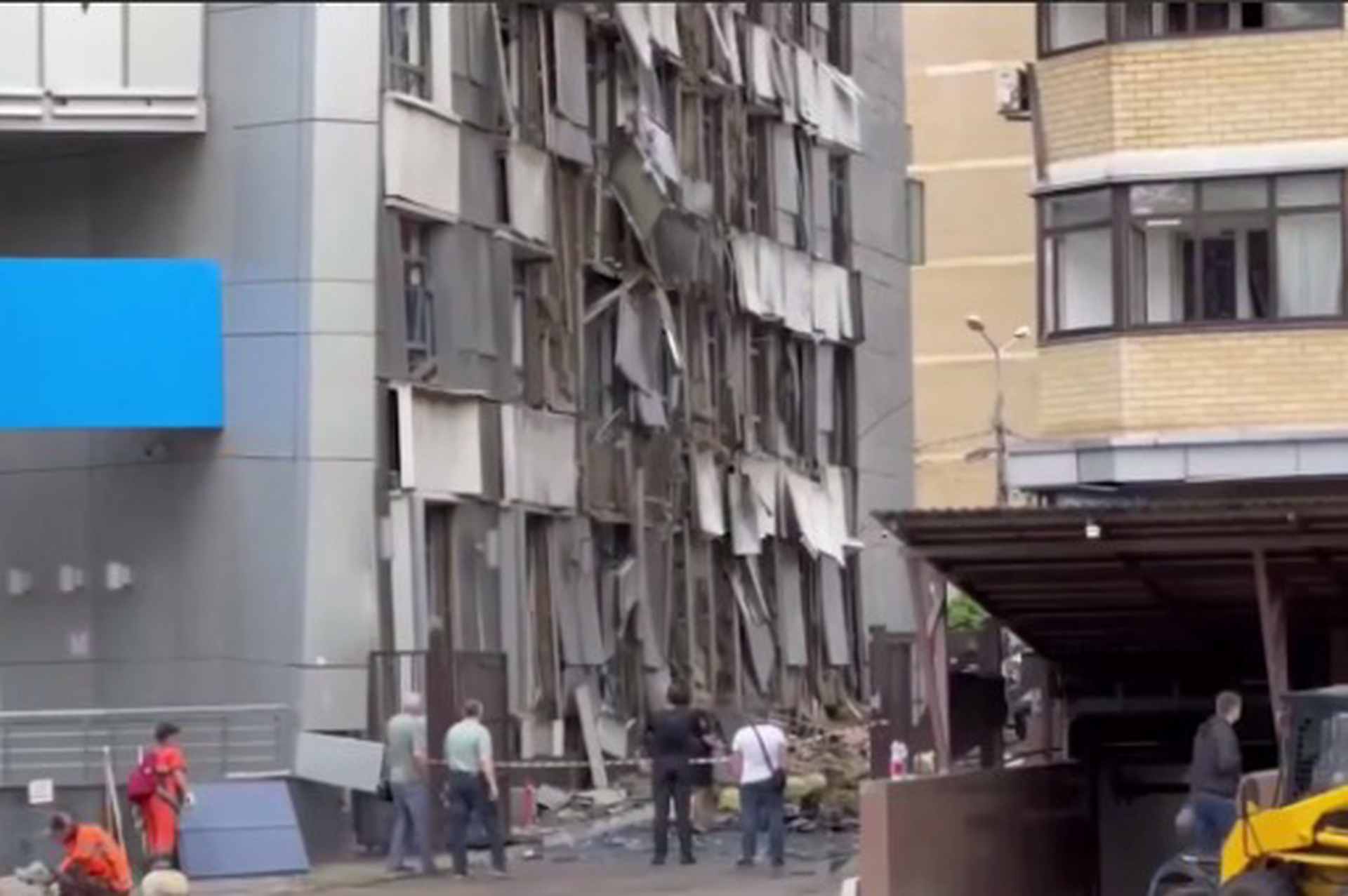 ВСУ обрушили удары на Кубань: пожар на Афипском НПЗ, дыра в многоэтажке