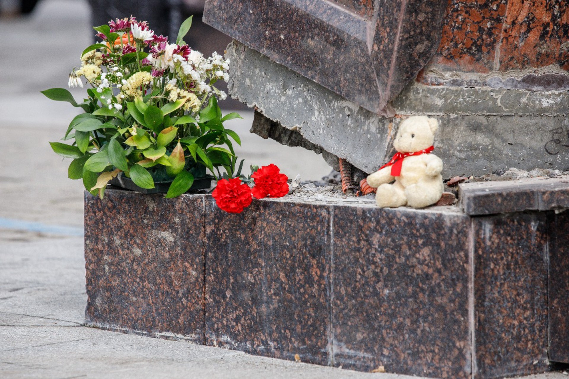У храма в Екатеринбурге образовался стихийный мемориал